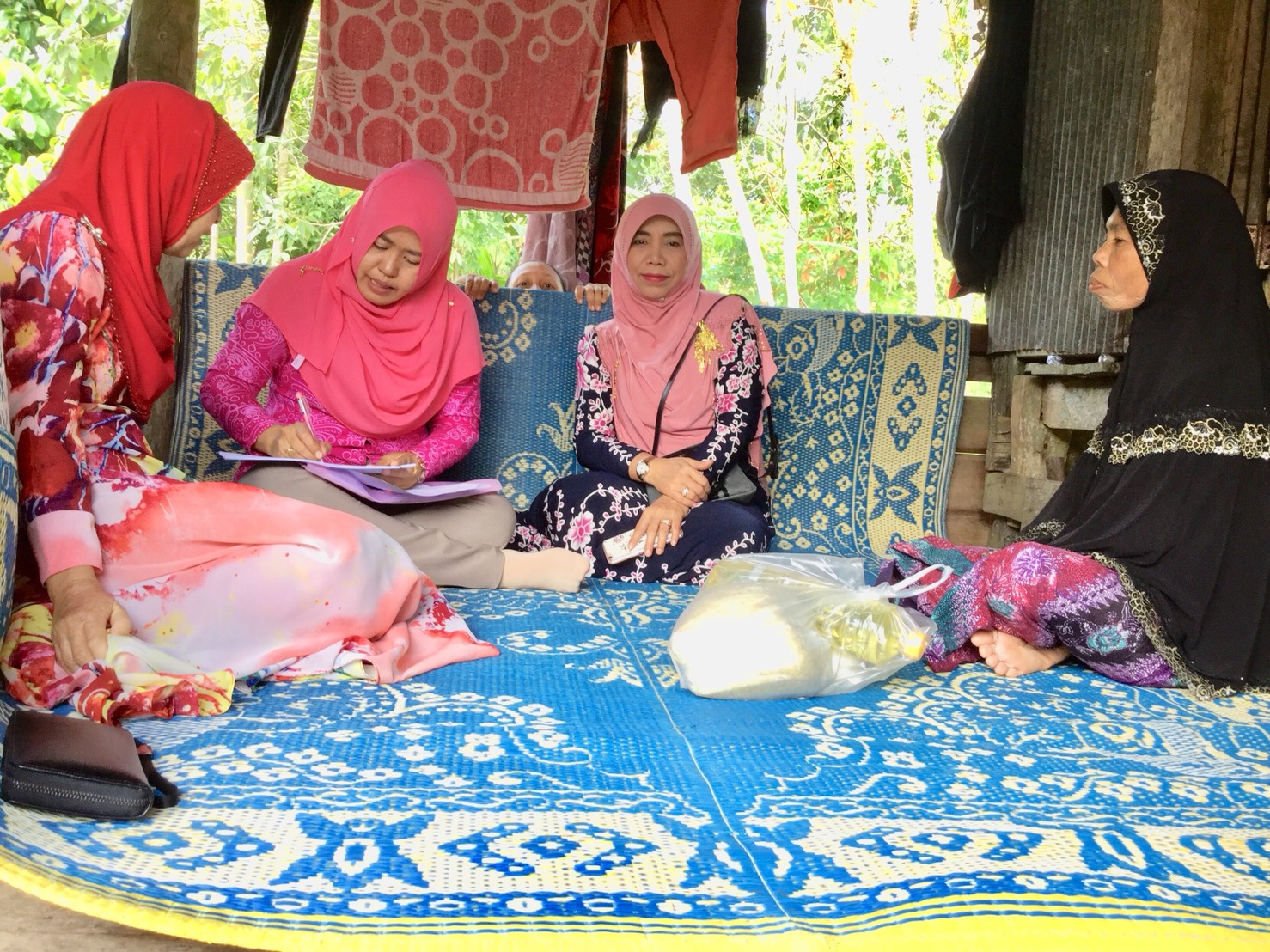 พัฒนากร อ.ยะรัง ลงพื้นที่เยี่ยมเยียนครัวเรือนตกเกณฑ์ จปฐ. ปี 2560