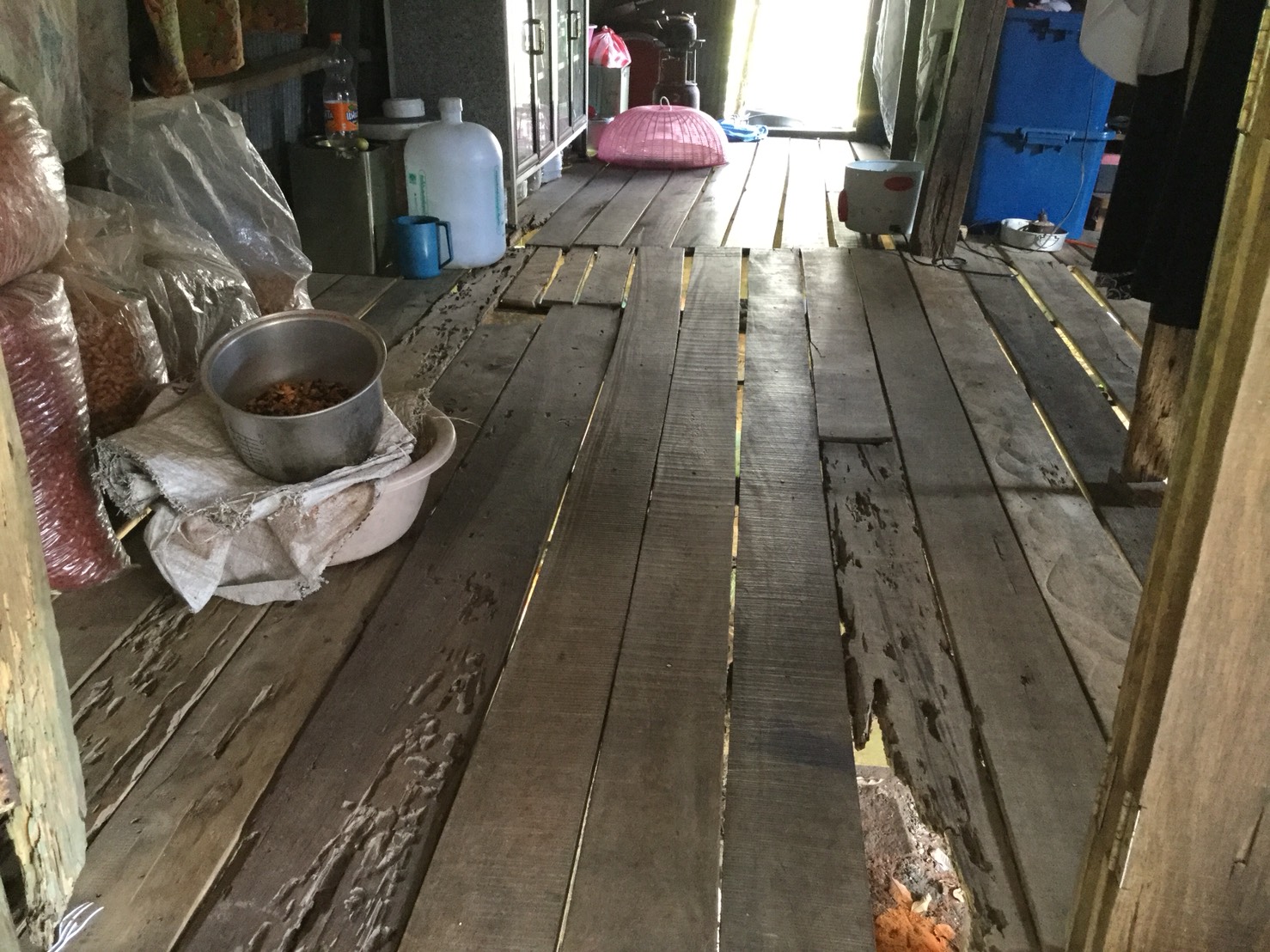 พัฒนากร อ.ยะรัง ลงพื้นที่เยี่ยมเยียนครัวเรือนตกเกณฑ์ จปฐ. ปี 2560