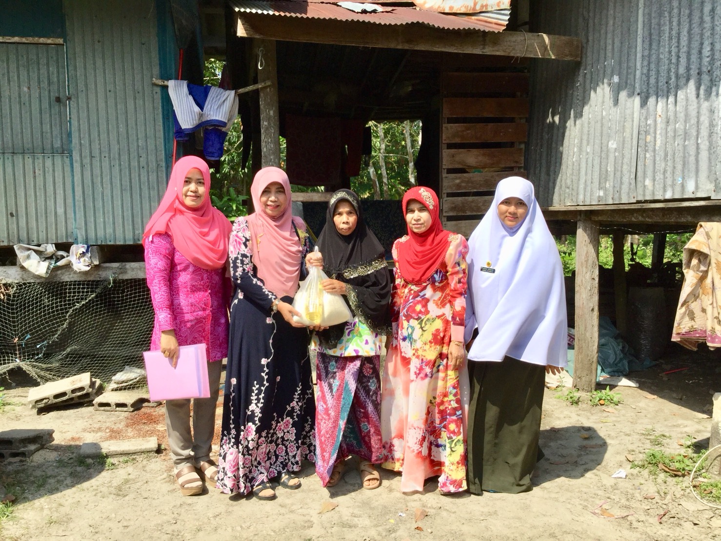 พัฒนากร อ.ยะรัง ลงพื้นที่เยี่ยมเยียนครัวเรือนตกเกณฑ์ จปฐ. ปี 2560