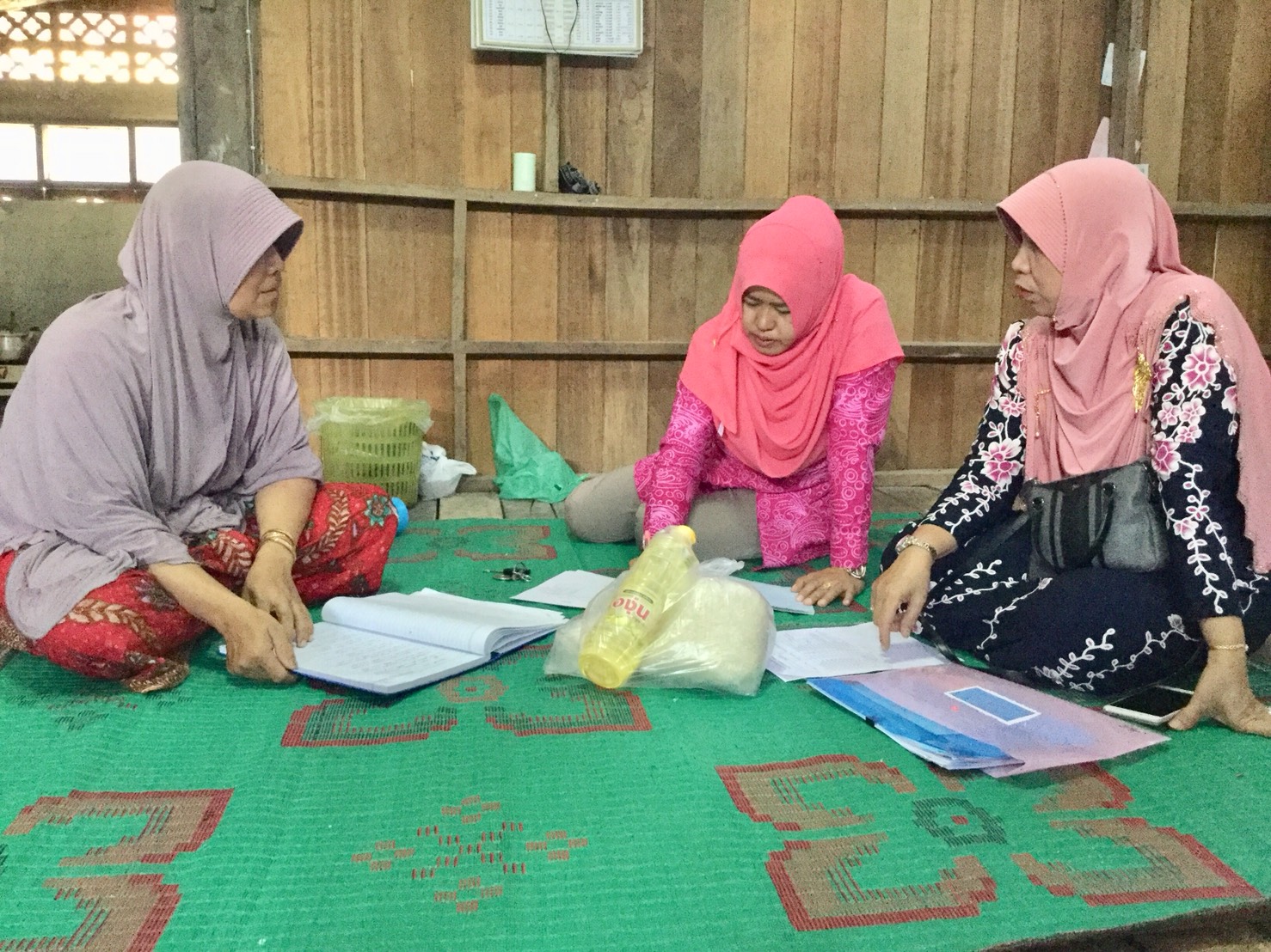 พัฒนากร อ.ยะรัง ลงพื้นที่เยี่ยมเยียนครัวเรือนตกเกณฑ์ จปฐ. ปี 2560