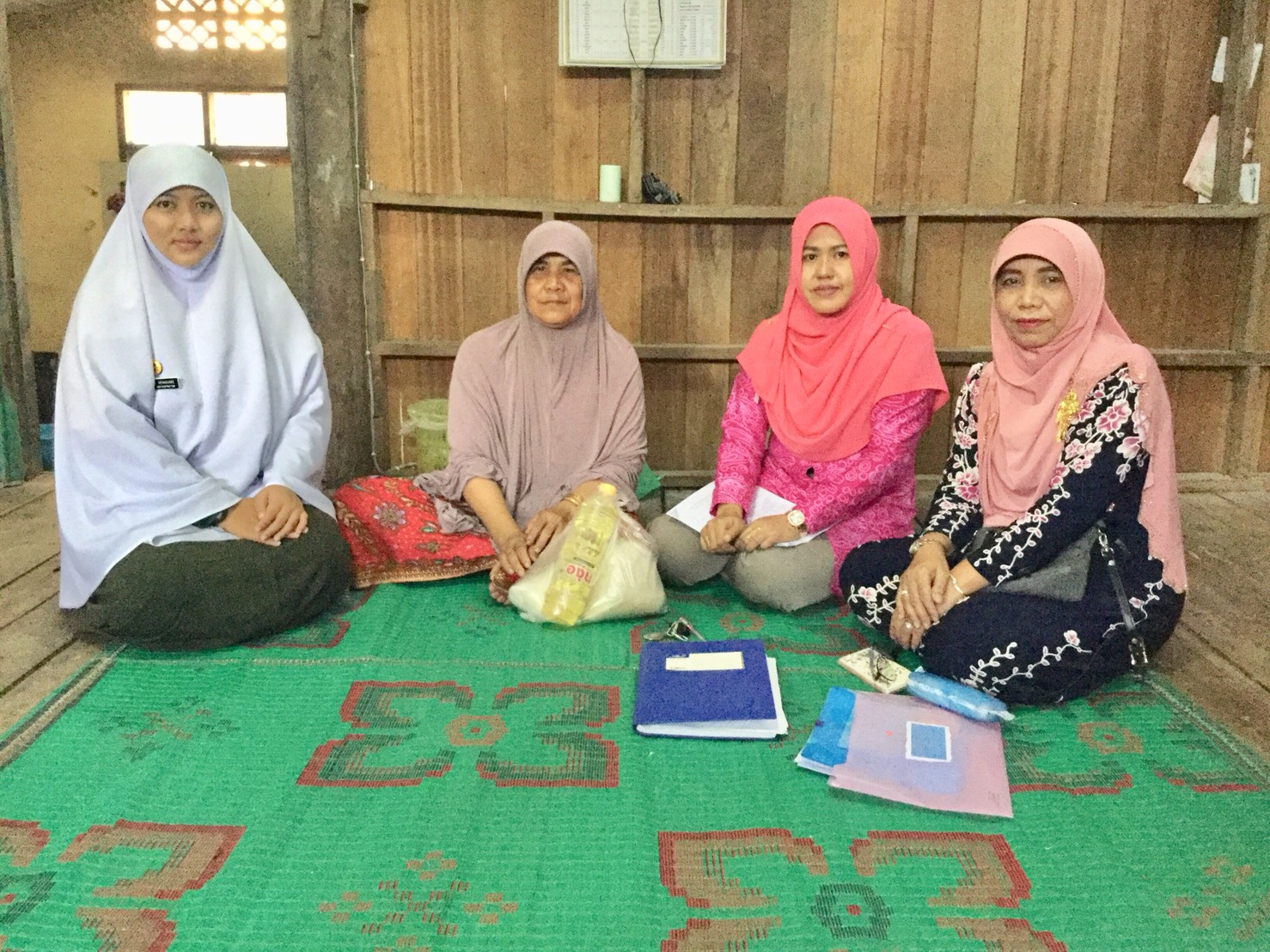 พัฒนากร อ.ยะรัง ลงพื้นที่เยี่ยมเยียนครัวเรือนตกเกณฑ์ จปฐ. ปี 2560