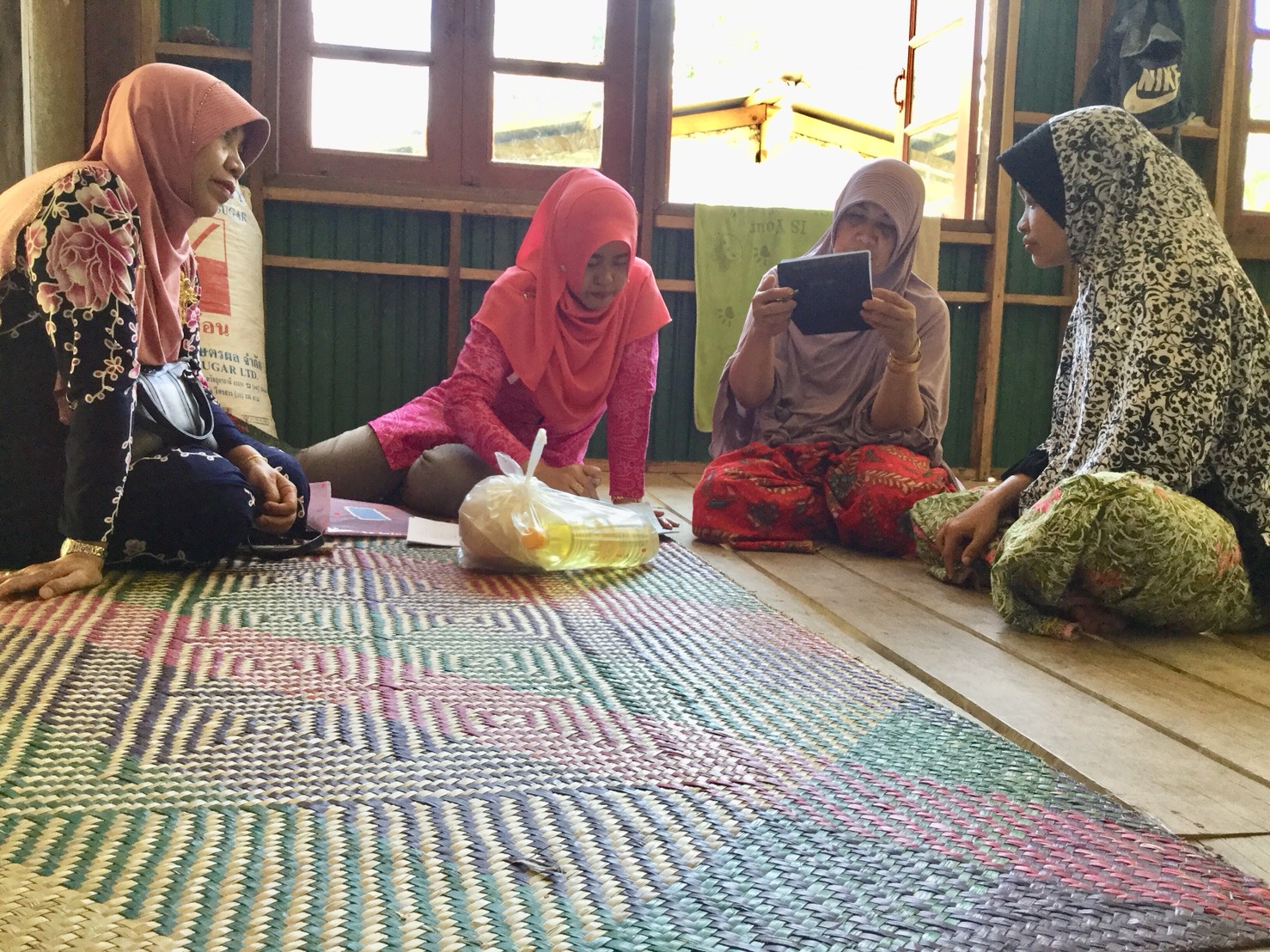 พัฒนากร อ.ยะรัง ลงพื้นที่เยี่ยมเยียนครัวเรือนตกเกณฑ์ จปฐ. ปี 2560