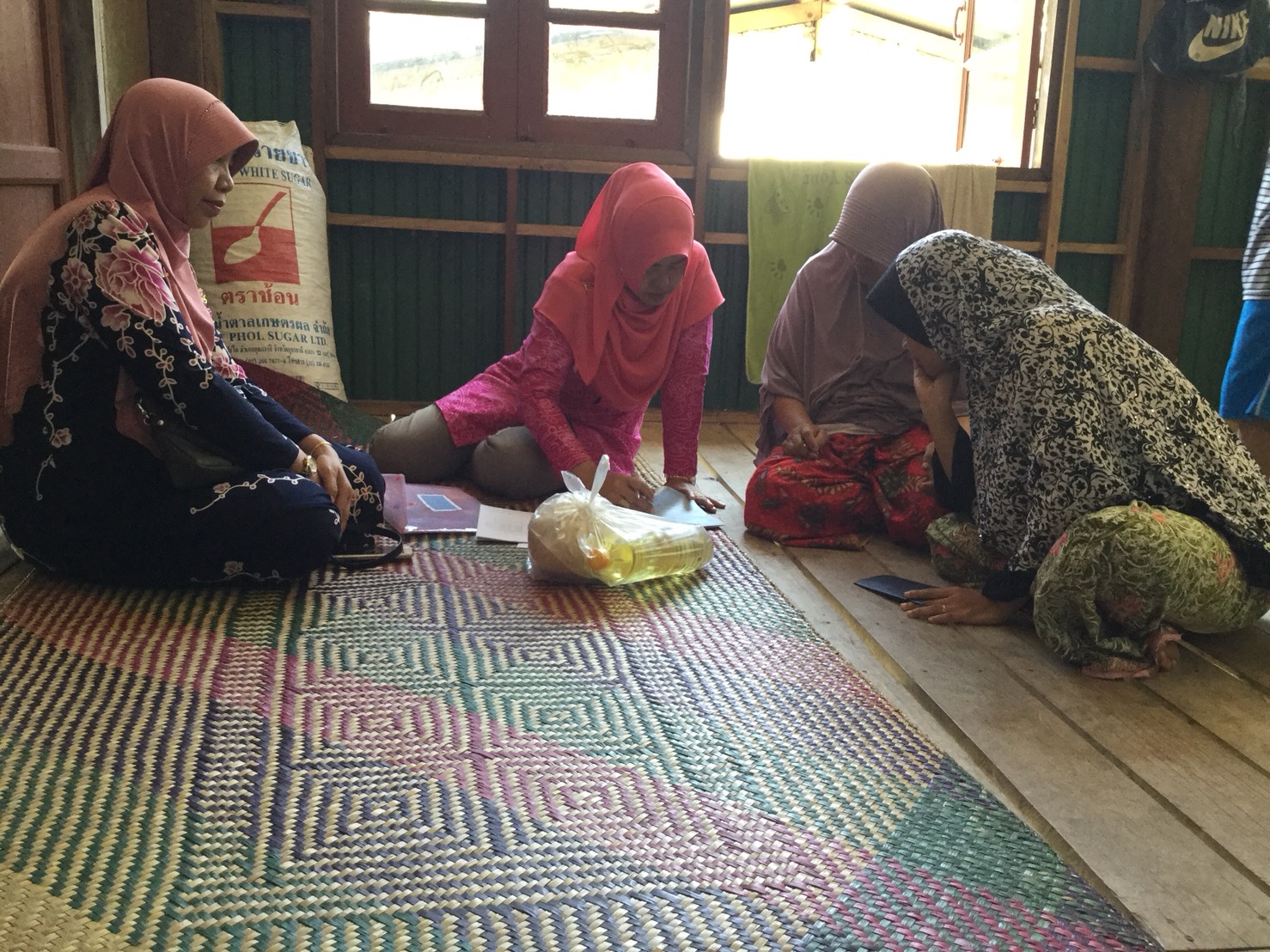 พัฒนากร อ.ยะรัง ลงพื้นที่เยี่ยมเยียนครัวเรือนตกเกณฑ์ จปฐ. ปี 2560