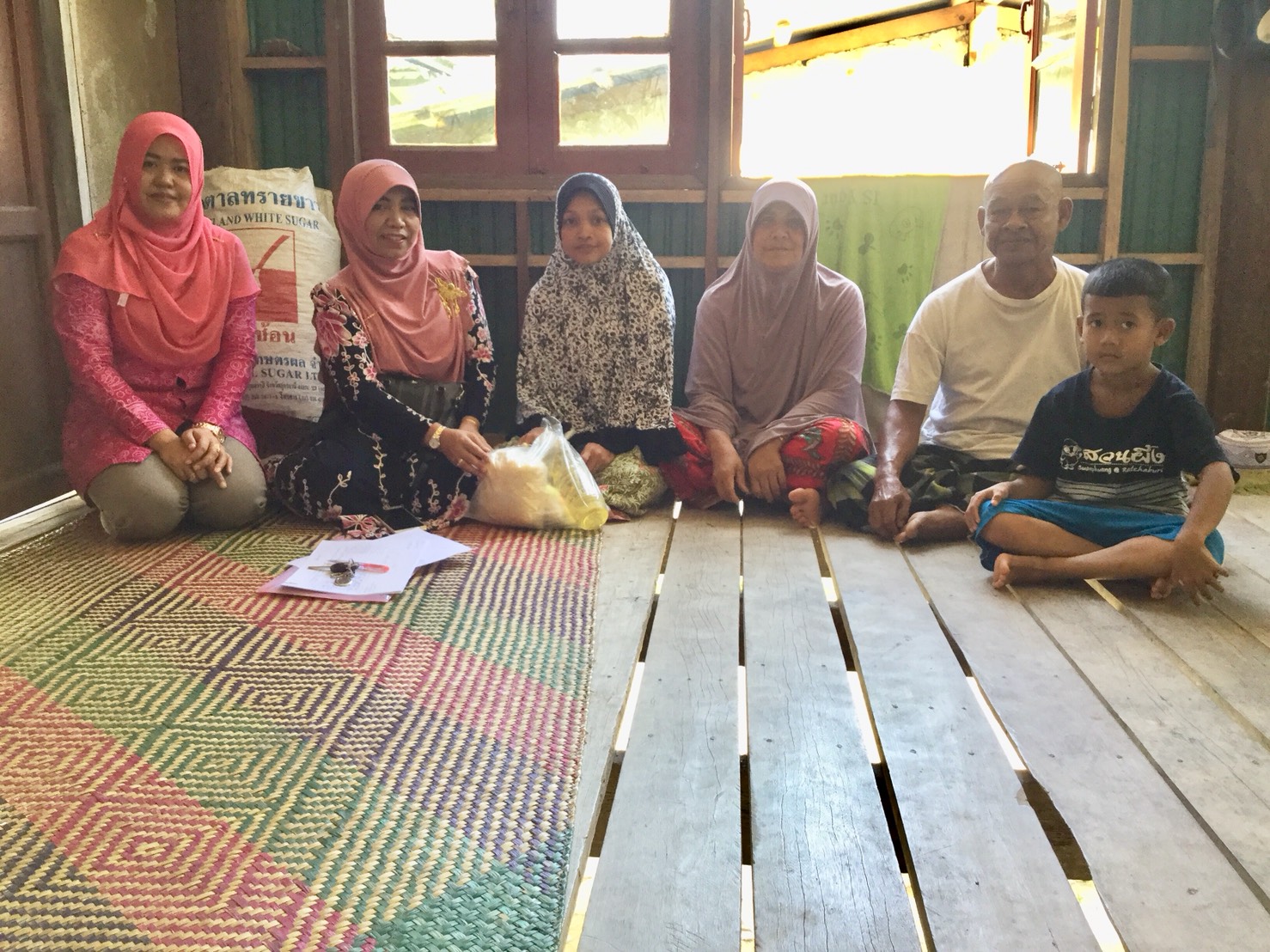 พัฒนากร อ.ยะรัง ลงพื้นที่เยี่ยมเยียนครัวเรือนตกเกณฑ์ จปฐ. ปี 2560