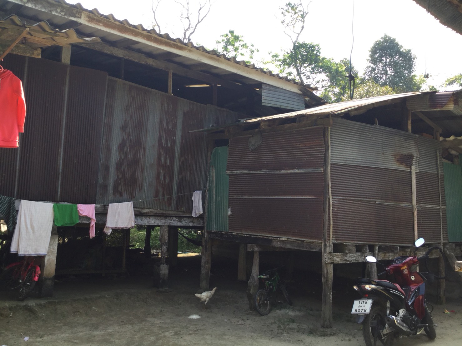 พัฒนากร อ.ยะรัง ลงพื้นที่เยี่ยมเยียนครัวเรือนตกเกณฑ์ จปฐ. ปี 2560