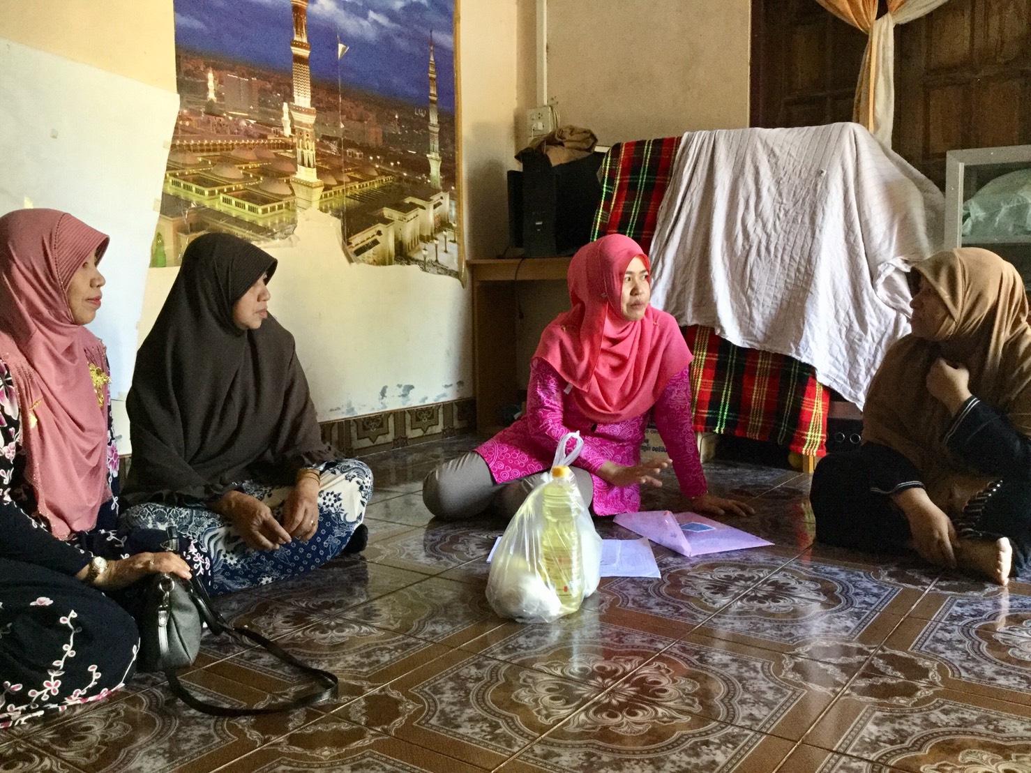 พัฒนากร อ.ยะรัง ลงพื้นที่เยี่ยมเยียนครัวเรือนตกเกณฑ์ จปฐ. ปี 2560