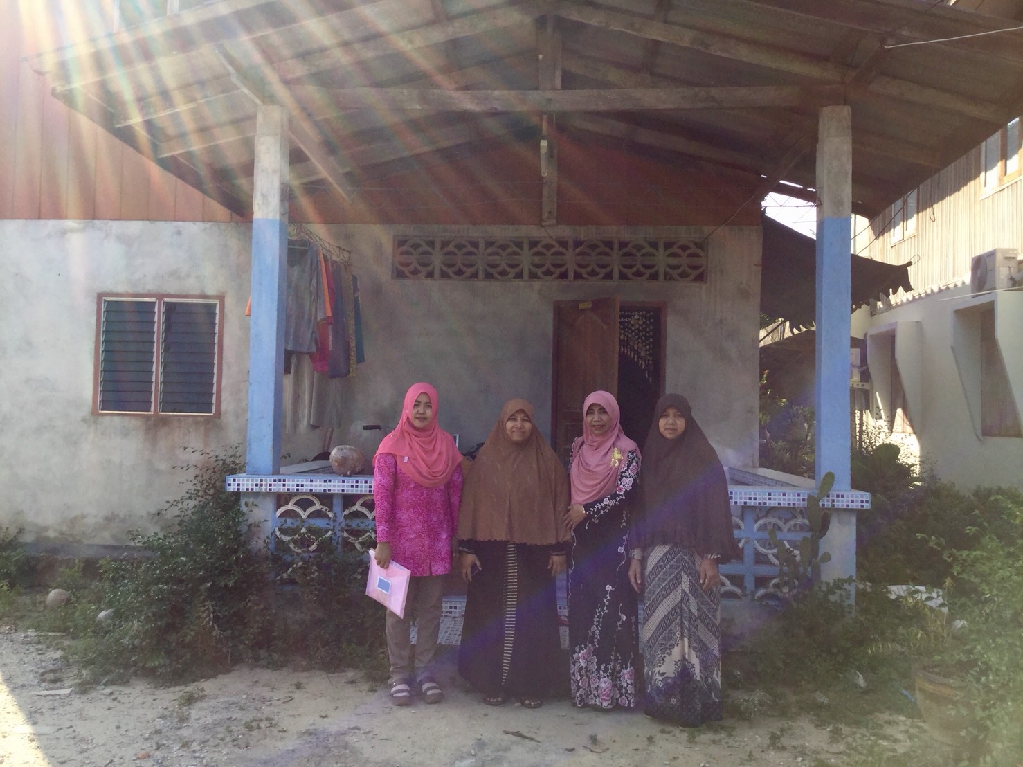 พัฒนากร อ.ยะรัง ลงพื้นที่เยี่ยมเยียนครัวเรือนตกเกณฑ์ จปฐ. ปี 2560