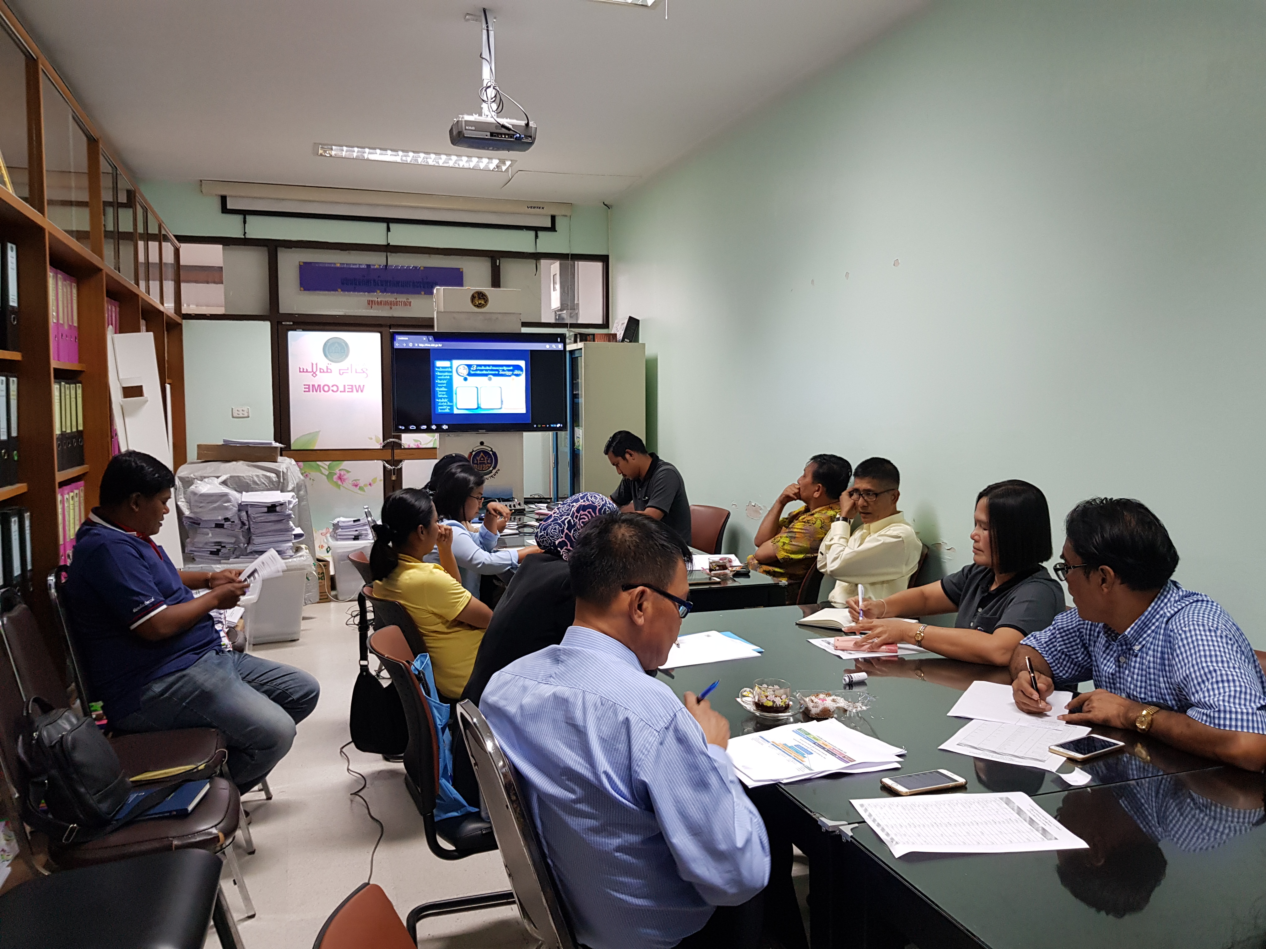 รับฟังการประชุมทางไกลจากกรมการพัฒนาชุมชนผ่านระบบวีดีโอคอนเฟอร์เรนซ์