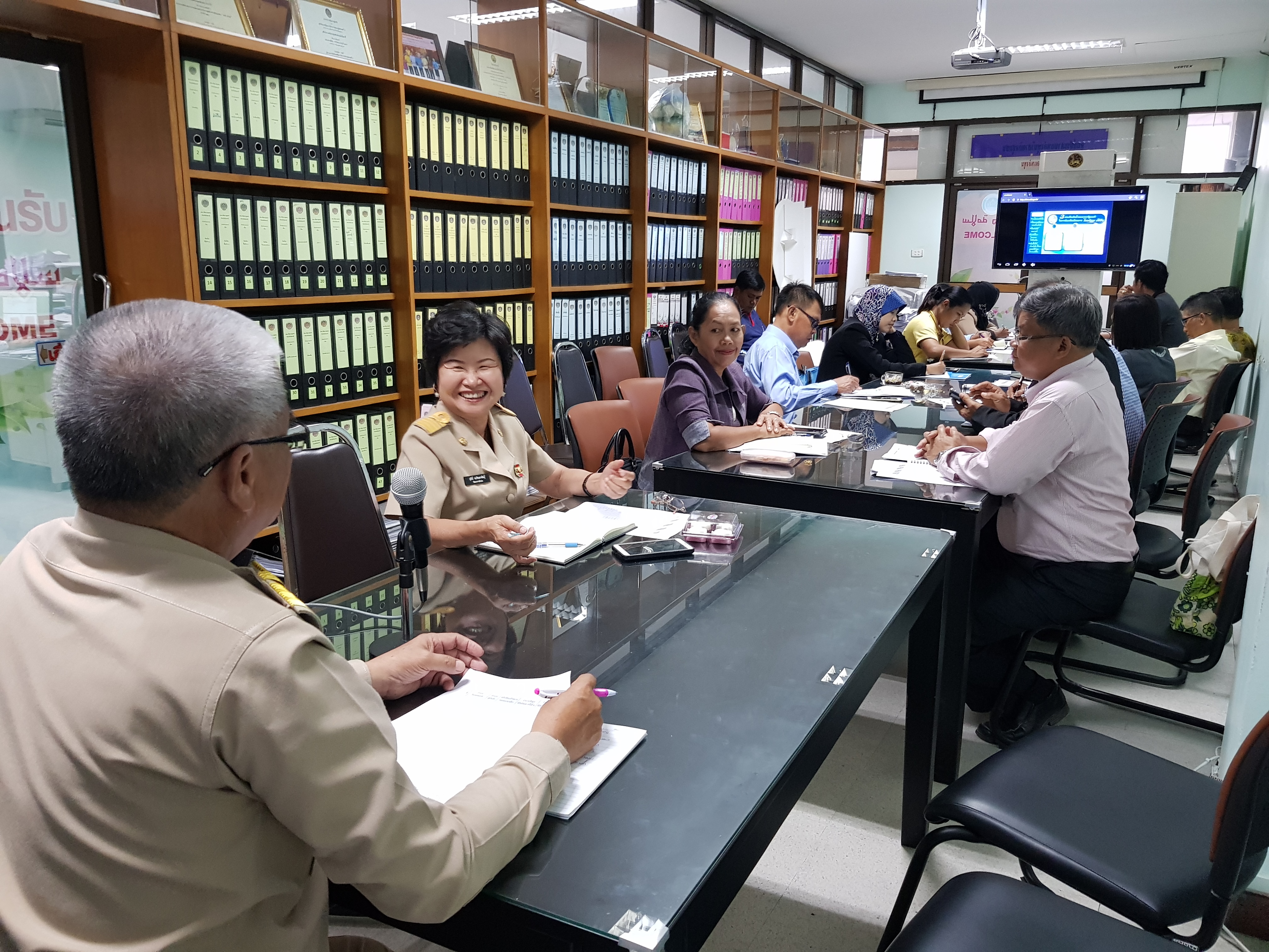 รับฟังการประชุมทางไกลจากกรมการพัฒนาชุมชนผ่านระบบวีดีโอคอนเฟอร์เรนซ์