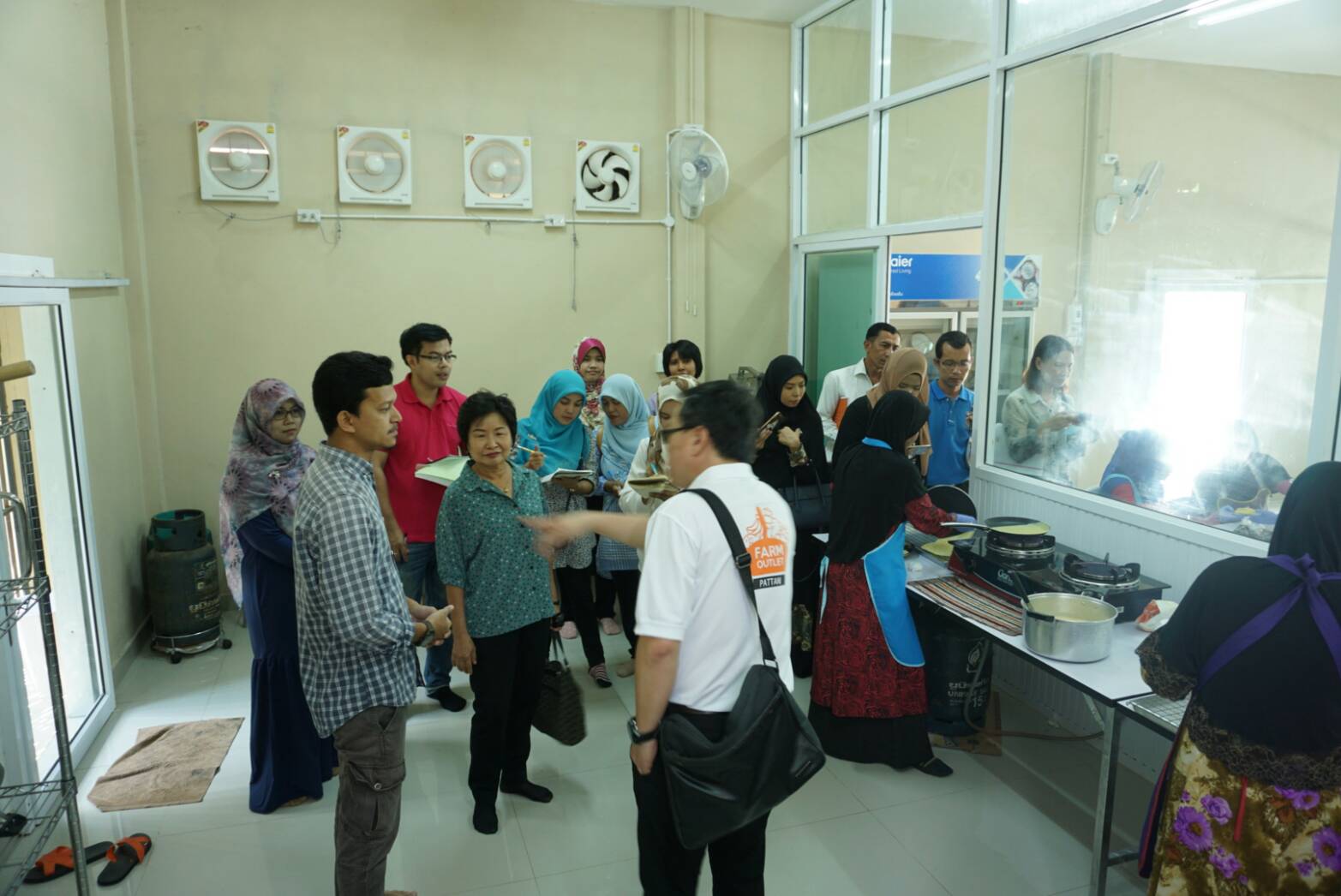 พช.ปัตตานี ร่วมกับ บริษัทประชารัฐรักสามัคคีปัตตานี (วิสาหกิจเพื่อสังคม) จำกัด  ลงพื้นที่ อ.ยะรัง และ อ.ทุ่งยางแดง