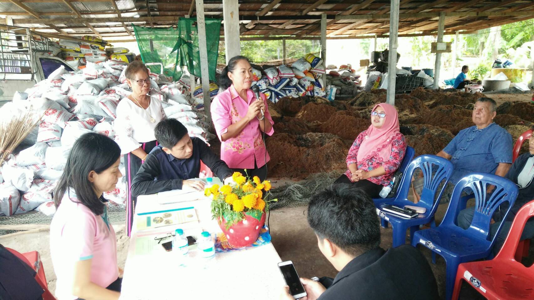 พช.ปัตตานี ร่วมต้อนรับ สำนักเสริมสร้างความเข้มแข็งชุมชน กรมการพัฒนาชุมชน ลงพื้นที่ติดตามและประเมินผลการดำเนินงานตามโครงการสร้างสัมมาชีพชุมชน ตามหลักปรัชญาของเศรษฐกิจพอเพียง