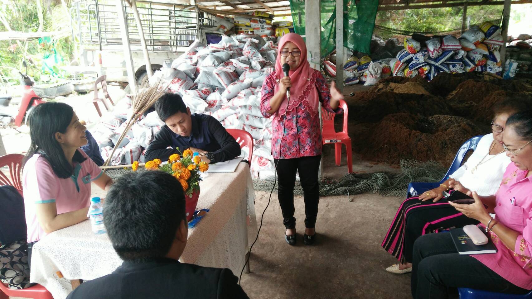 พช.ปัตตานี ร่วมต้อนรับ สำนักเสริมสร้างความเข้มแข็งชุมชน กรมการพัฒนาชุมชน ลงพื้นที่ติดตามและประเมินผลการดำเนินงานตามโครงการสร้างสัมมาชีพชุมชน ตามหลักปรัชญาของเศรษฐกิจพอเพียง