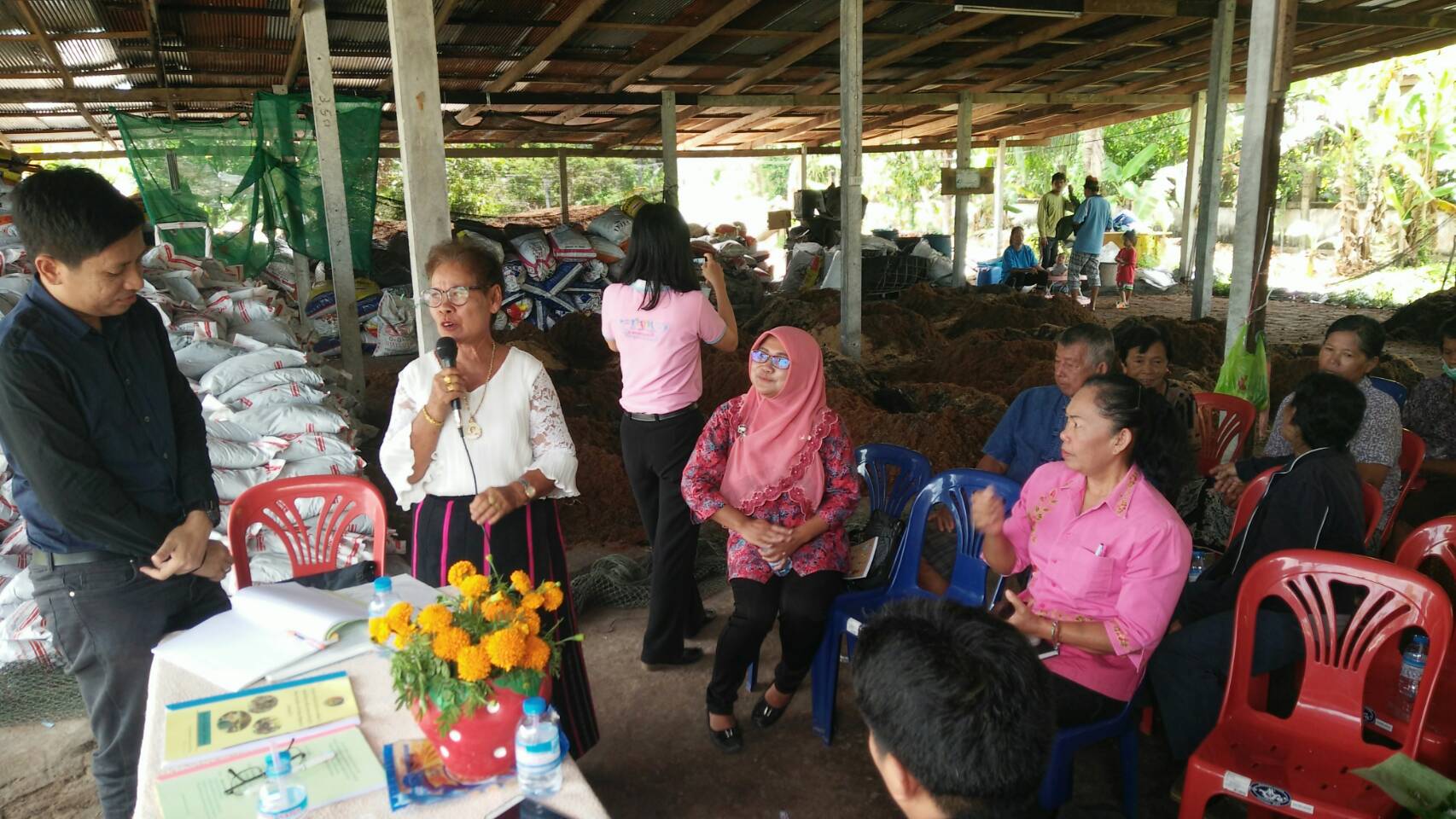 พช.ปัตตานี ร่วมต้อนรับ สำนักเสริมสร้างความเข้มแข็งชุมชน กรมการพัฒนาชุมชน ลงพื้นที่ติดตามและประเมินผลการดำเนินงานตามโครงการสร้างสัมมาชีพชุมชน ตามหลักปรัชญาของเศรษฐกิจพอเพียง