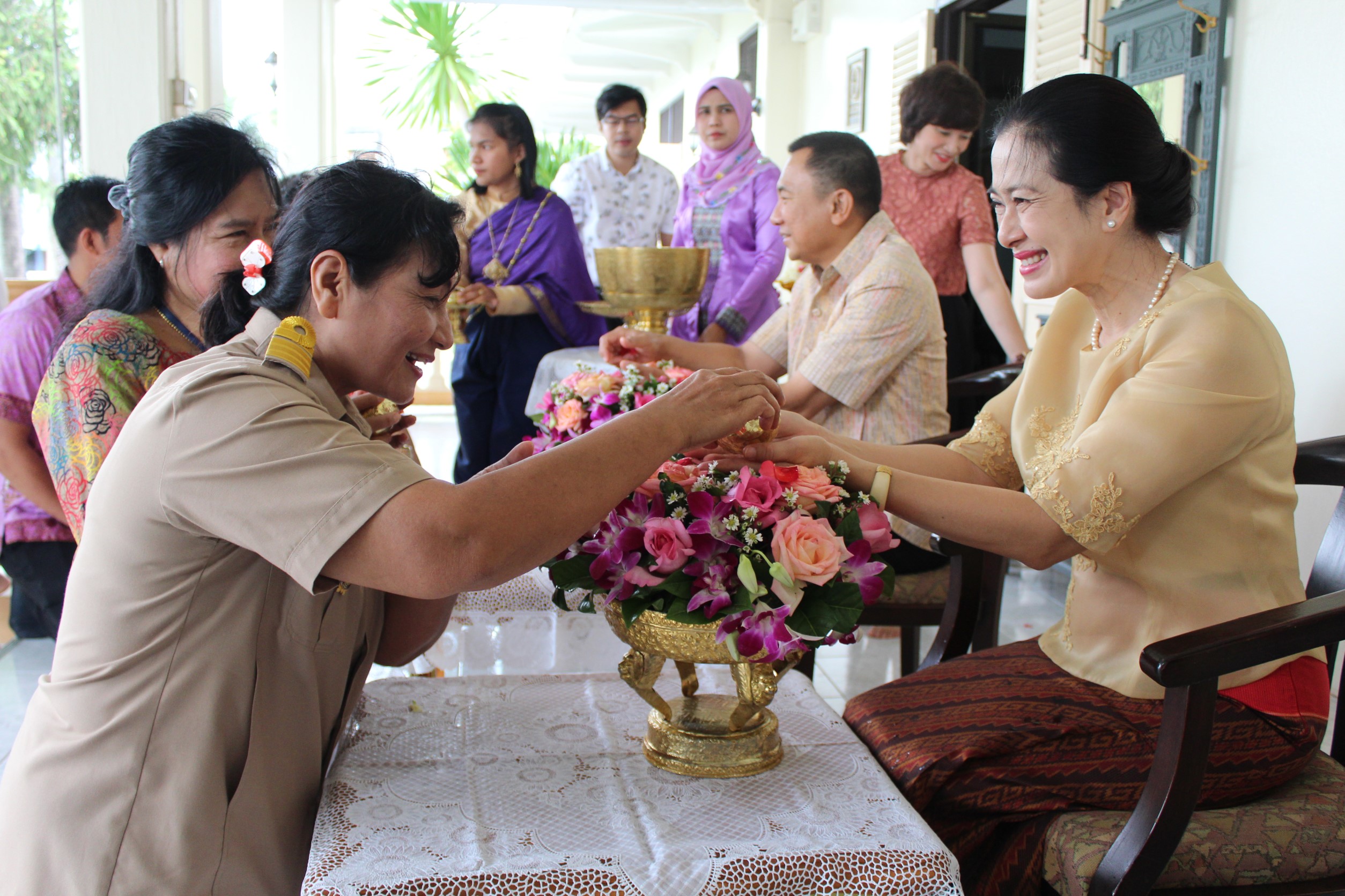 พช.ปัตตานี ร่วมพิธีรดน้ำดำหัวขอพร จาก นายวีรนันทน์ เพ็งจันทร์ ผู้ว่าราชการจังหวัดปัตตานี และนายกเหล่ากาชาดฯ เนื่องในโอกาสวันขึ้นปีใหม่ไทย หรือ “วันสงกรานต์”