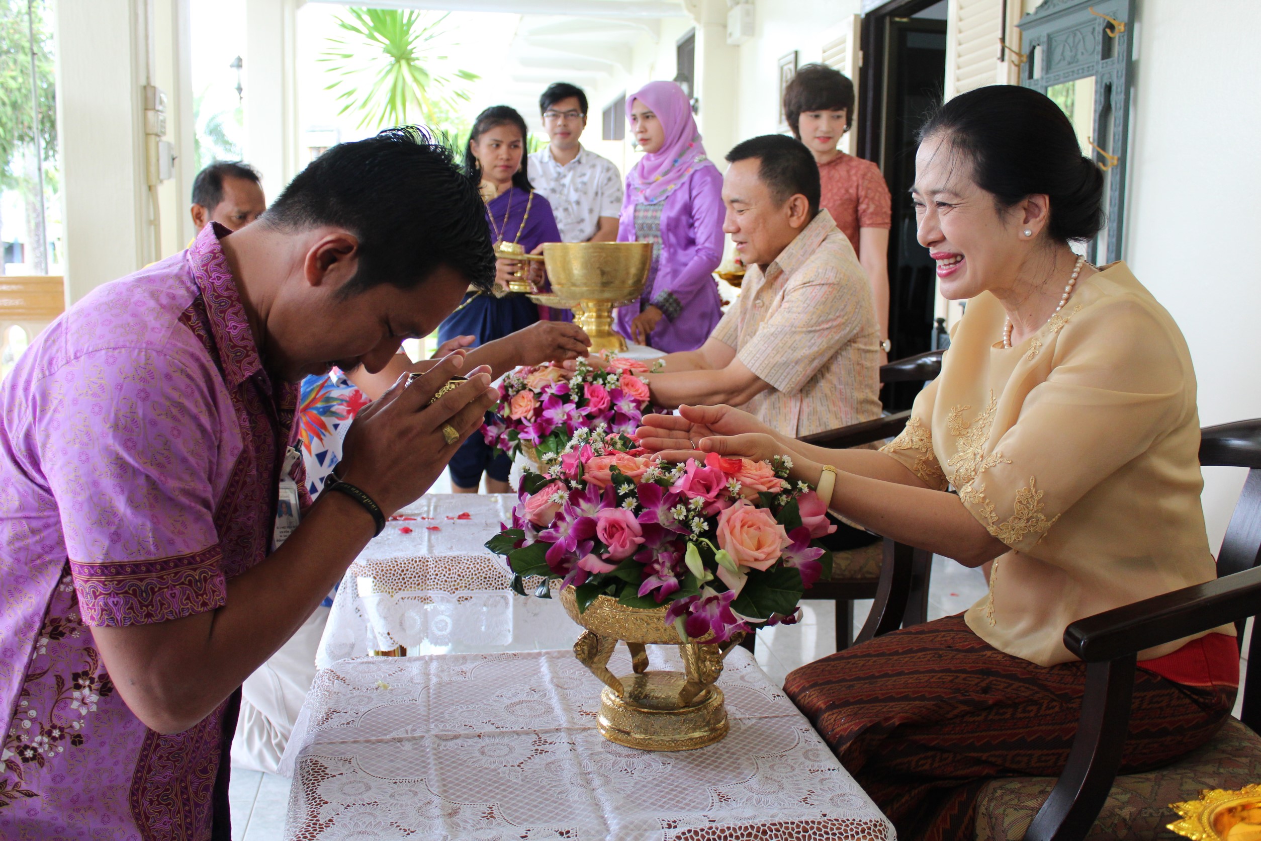 พช.ปัตตานี ร่วมพิธีรดน้ำดำหัวขอพร จาก นายวีรนันทน์ เพ็งจันทร์ ผู้ว่าราชการจังหวัดปัตตานี และนายกเหล่ากาชาดฯ เนื่องในโอกาสวันขึ้นปีใหม่ไทย หรือ “วันสงกรานต์”