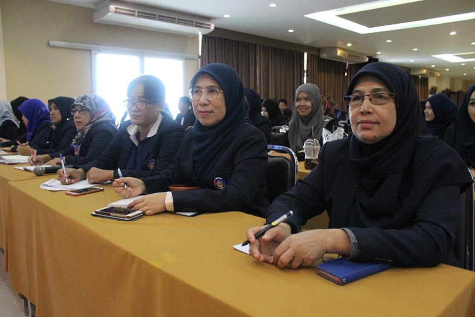 รองอธิบดีกรมการพัฒนาชุมชน พบปะให้กำลังใจและมอบนโยบายแนวทางการดำเนินงานตามยุทธศาสตร์ กรมการพัฒนาชุมชน