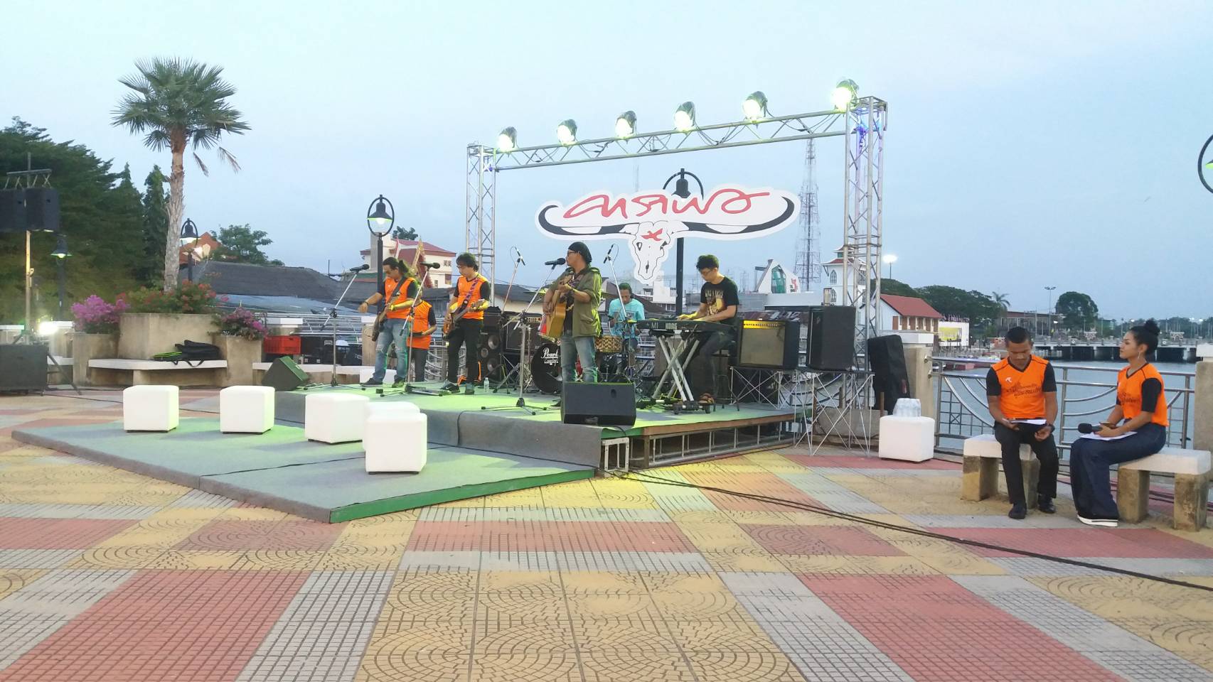 รับฟังการแถลงข่าวการจัดคอนเสิร์ต”หนึ่งใจ…ช่วยเหลือผู้ประสบภัย”โดย”วงคาราบาว”