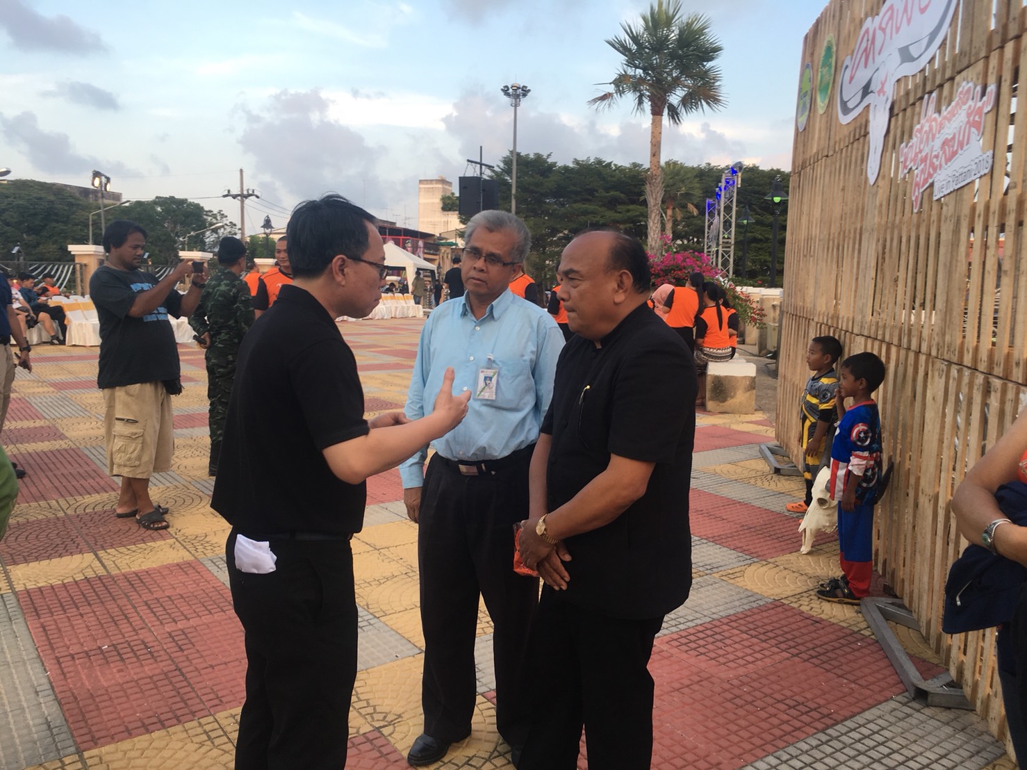 รับฟังการแถลงข่าวการจัดคอนเสิร์ต”หนึ่งใจ…ช่วยเหลือผู้ประสบภัย”โดย”วงคาราบาว”