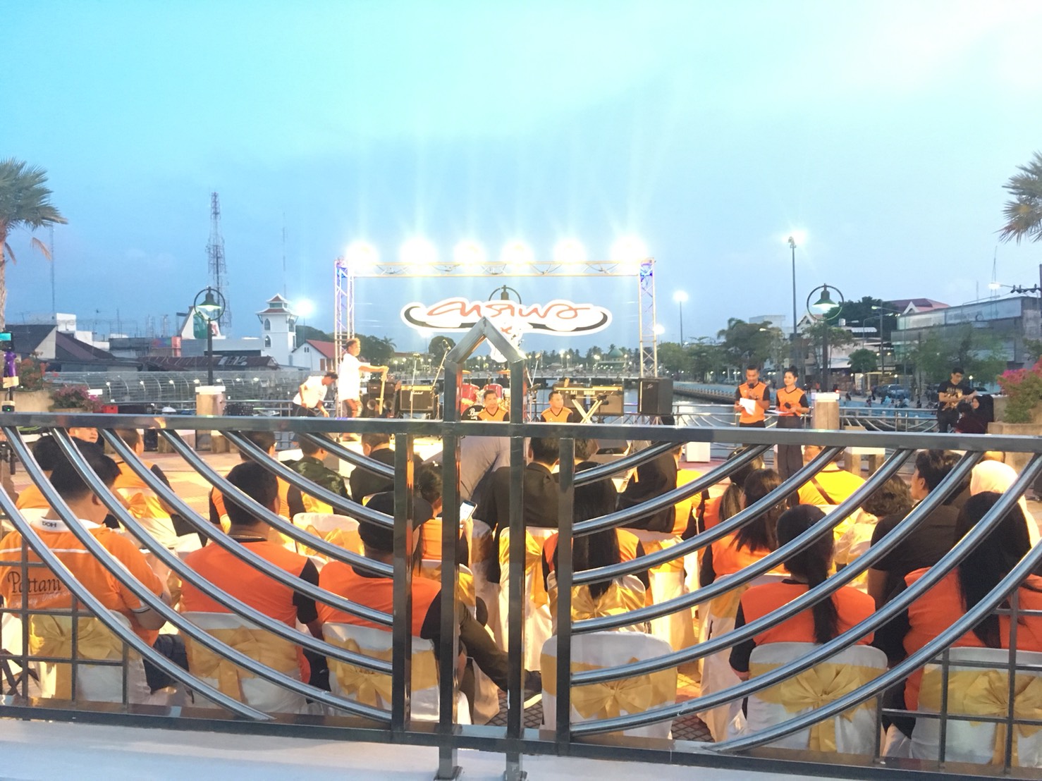 รับฟังการแถลงข่าวการจัดคอนเสิร์ต”หนึ่งใจ…ช่วยเหลือผู้ประสบภัย”โดย”วงคาราบาว”