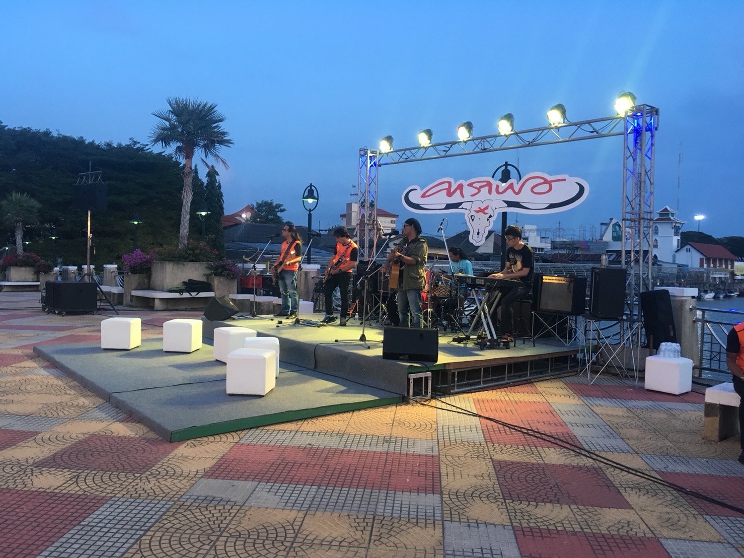 รับฟังการแถลงข่าวการจัดคอนเสิร์ต”หนึ่งใจ…ช่วยเหลือผู้ประสบภัย”โดย”วงคาราบาว”