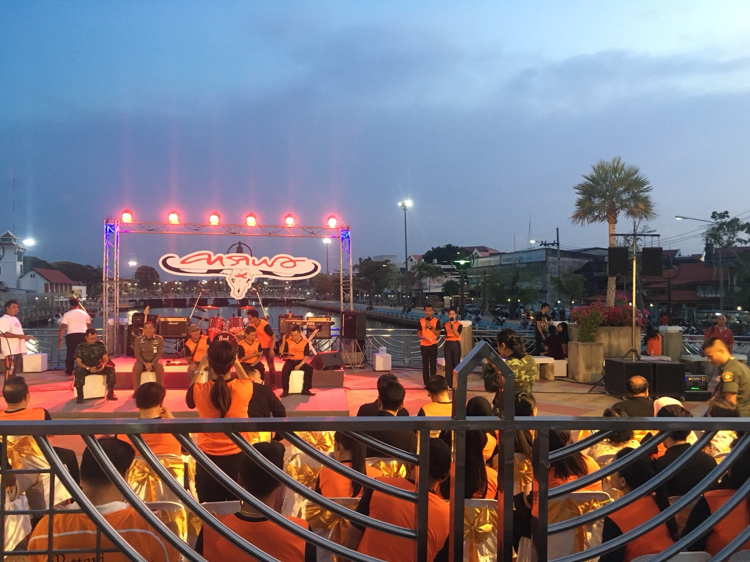 รับฟังการแถลงข่าวการจัดคอนเสิร์ต”หนึ่งใจ…ช่วยเหลือผู้ประสบภัย”โดย”วงคาราบาว”