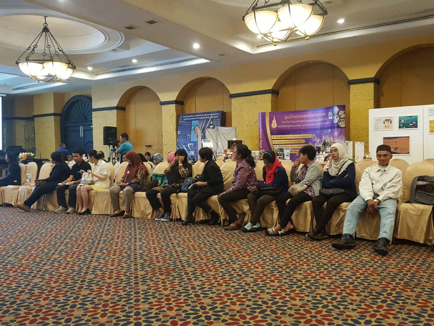 พช.ปัตตานี ร่วมเวทีสานพลังประชารัฐปัตตานีขับเคลื่อนเศรษฐกิจและสังคม (เวทีเสวนาสมุนไพรและแปรรูป)