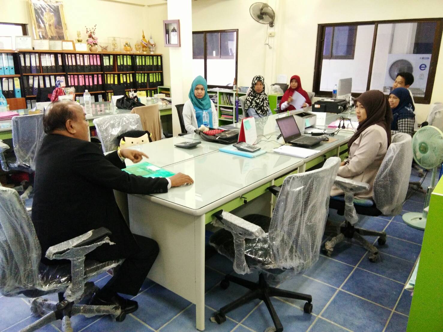 นายสุริยะ กิติบุญญา  พัฒนาการจังหวัดปัตตานี  พบปะให้แนวทางในการปฏิบัติราชการแก่เจ้าหน้าที่พัฒนาชุมชนฯ