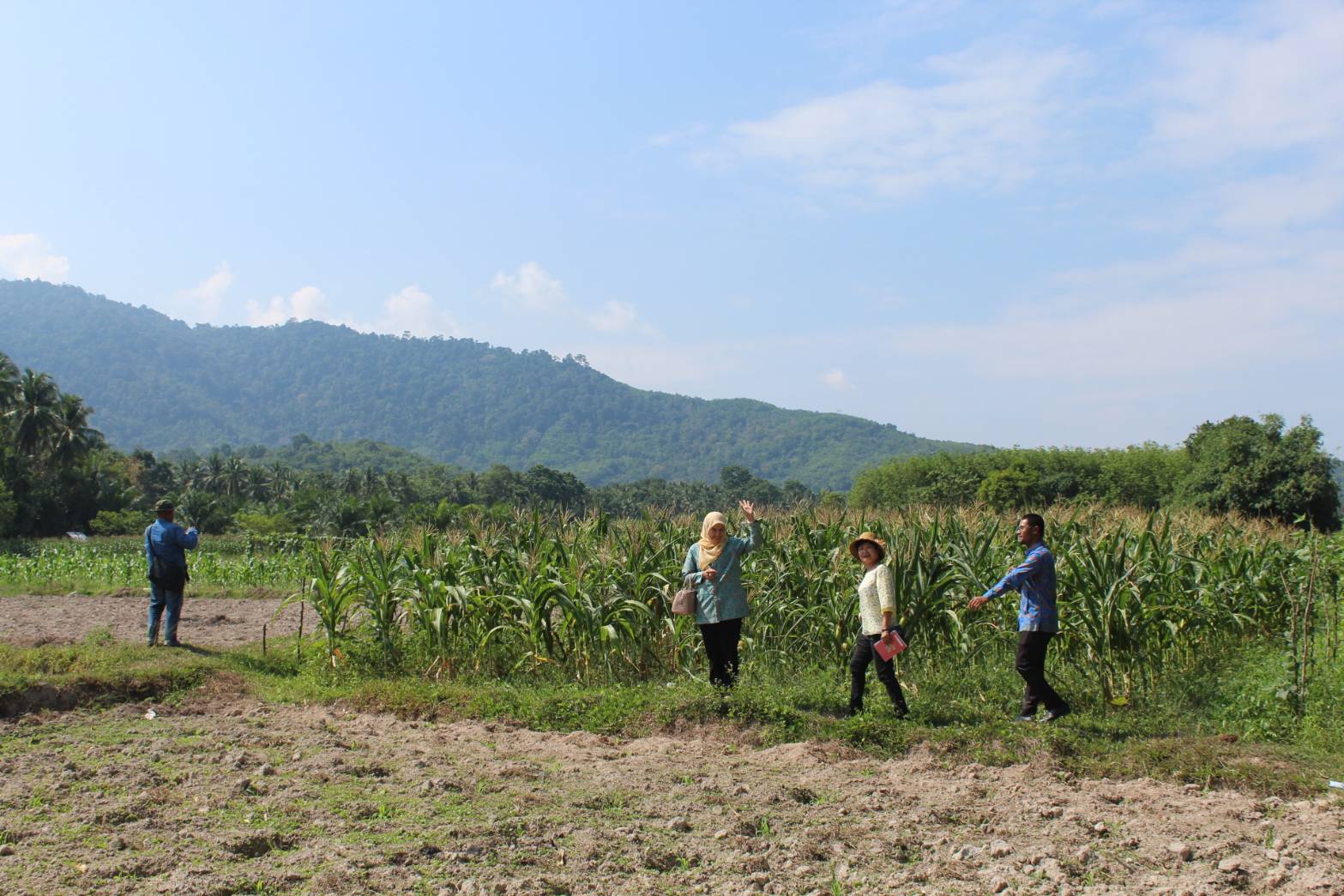 พช.ปัตตานี ลงพื้นที่ อ.กะพ้อ เพื่อตรวจเยี่ยมผลการดำเนินงานฯ และคัดสรรพื้นที่เป้าหมายฯ ดีเด่น ปี 2561