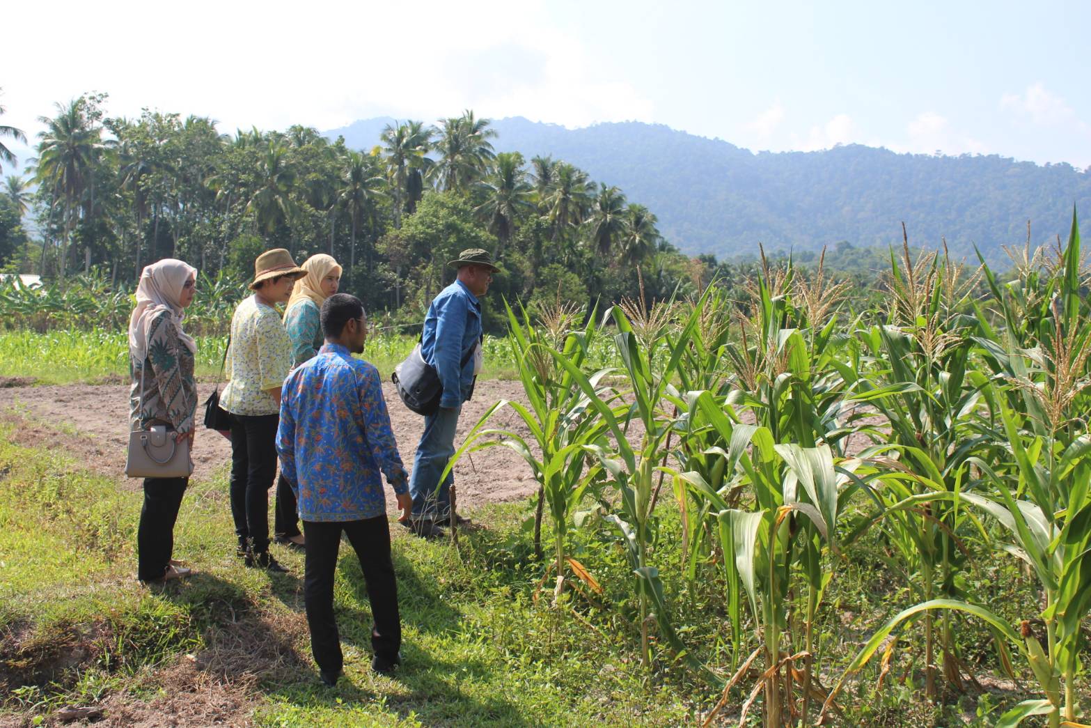 พช.ปัตตานี ลงพื้นที่ อ.กะพ้อ เพื่อตรวจเยี่ยมผลการดำเนินงานฯ และคัดสรรพื้นที่เป้าหมายฯ ดีเด่น ปี 2561
