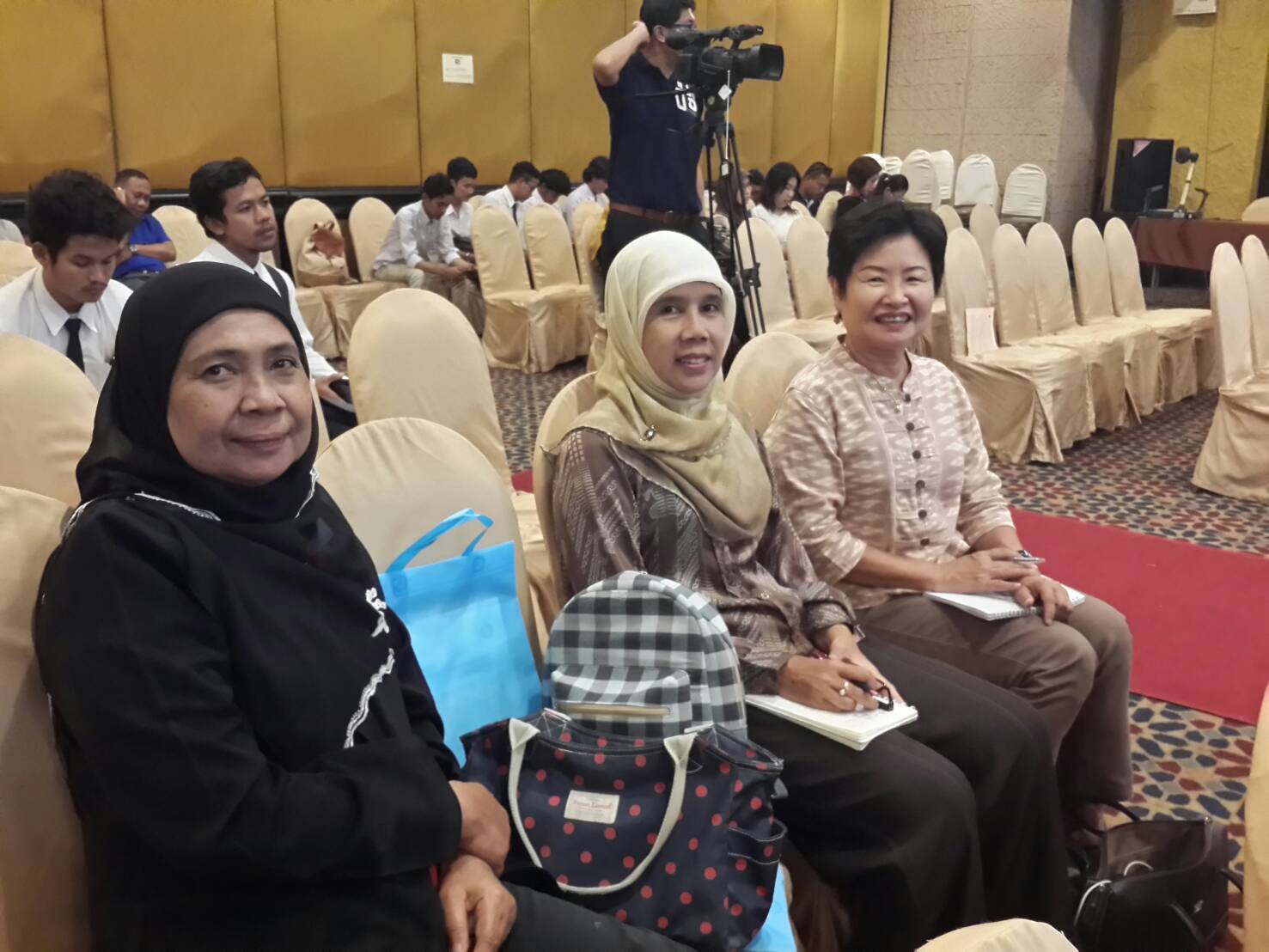 พช.ปัตตานี ร่วมเวทีฯ ธุรกิจสร้างสรรค์ด้วยงานศิลปะและวัฒนธรรม “สร้างมูลค่า สร้างรายได้ ผ่านธุรกิจสร้างสรรค์ใหม่ๆ ด้วยมิติทางภูมิปัญญาและศิลปวัฒนธรรมชายแดนใต้