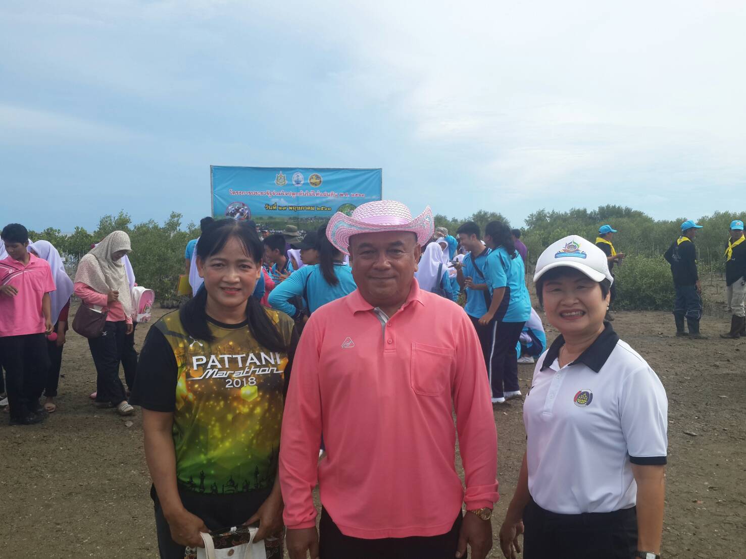 พช.ปัตตานี เข้าร่วมกิจกรรมโครงการประชารัฐร่วมใจปลูกต้นไม้ให้แผ่นดิน