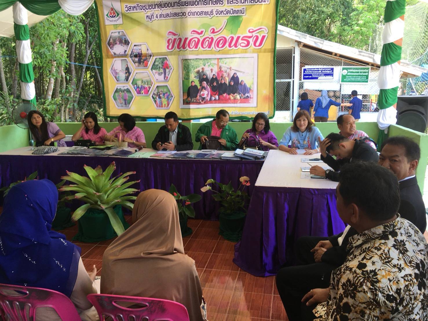พช.ปัตตานี ร่วมต้อนรับคณะกรรมการตัดสินการประกวดวิสาหกิจชุมชนระดับเขต เข้าตัดสินการประกวดวิสาหกิจชุมชนกลุ่มออมทรัพย์เพื่อการเกษตรและร้านค้าลอยฟ้า