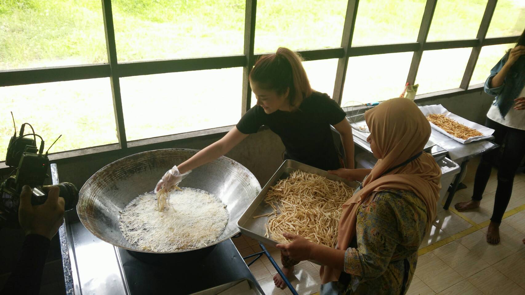 พช.ปัตตานี เตรียมความพร้อมกลุ่มวิสาหกิจชุมชนบ้านกล้วย ถ่ายทำวีดีโอประชาสัมพันธ์กลุ่มอาชีพที่ประสบความสำเร็จ ฯ