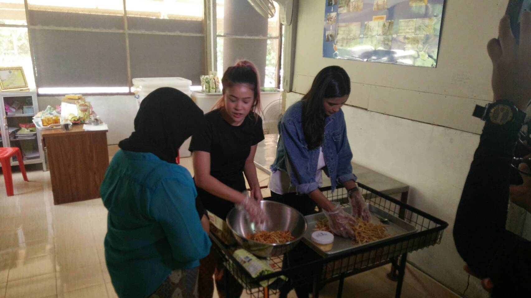 พช.ปัตตานี เตรียมความพร้อมกลุ่มวิสาหกิจชุมชนบ้านกล้วย ถ่ายทำวีดีโอประชาสัมพันธ์กลุ่มอาชีพที่ประสบความสำเร็จ ฯ