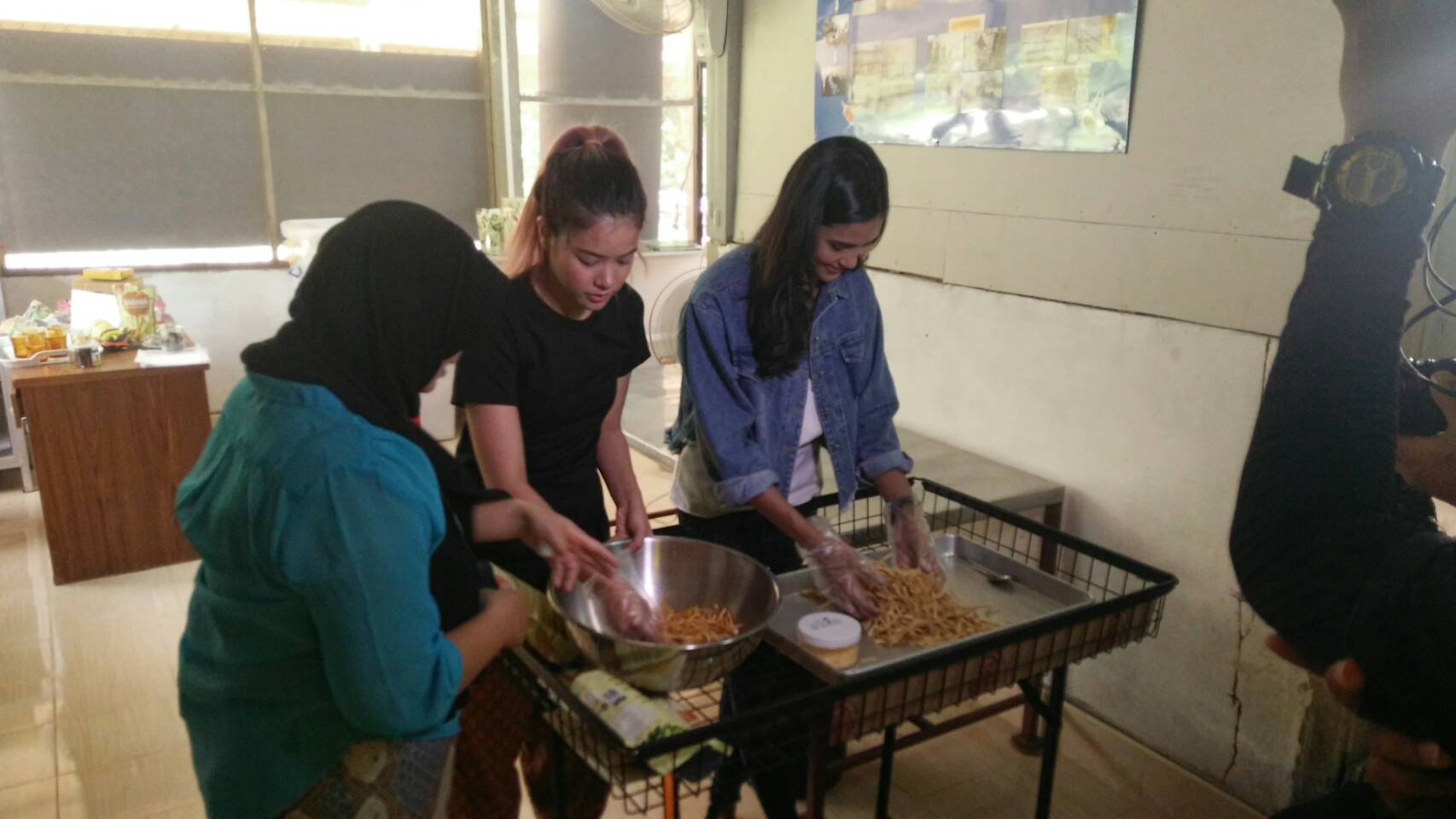 พช.ปัตตานี เตรียมความพร้อมกลุ่มวิสาหกิจชุมชนบ้านกล้วย ถ่ายทำวีดีโอประชาสัมพันธ์กลุ่มอาชีพที่ประสบความสำเร็จ ฯ