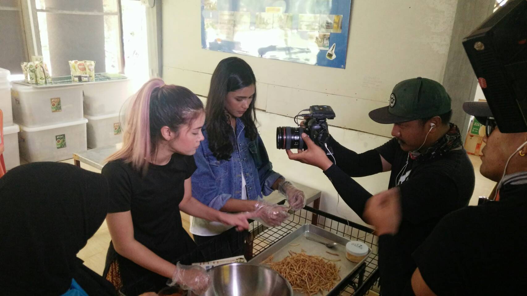 พช.ปัตตานี เตรียมความพร้อมกลุ่มวิสาหกิจชุมชนบ้านกล้วย ถ่ายทำวีดีโอประชาสัมพันธ์กลุ่มอาชีพที่ประสบความสำเร็จ ฯ