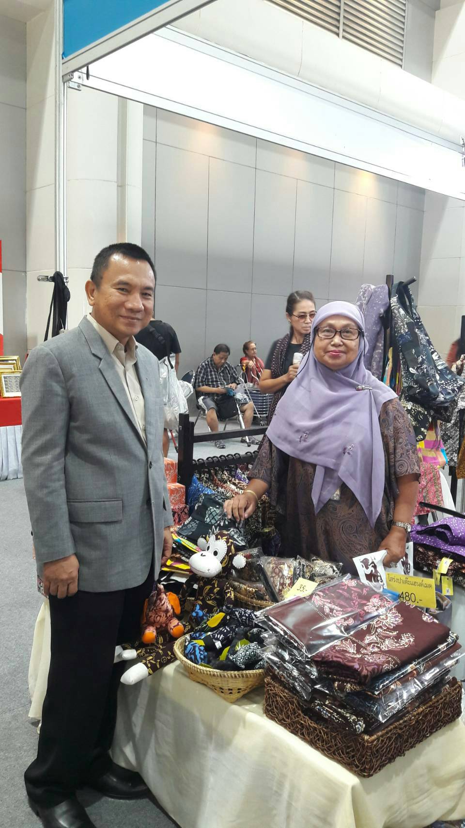 ผู้ว่าราชการจังหวัดปัตตานี เข้าเยี่ยมพบปะให้กำลังใจ ผู้ผลิตผู้ประกอบการ OTOP จังหวัดปัตตานี ในงาน OTOP Midyear 2018