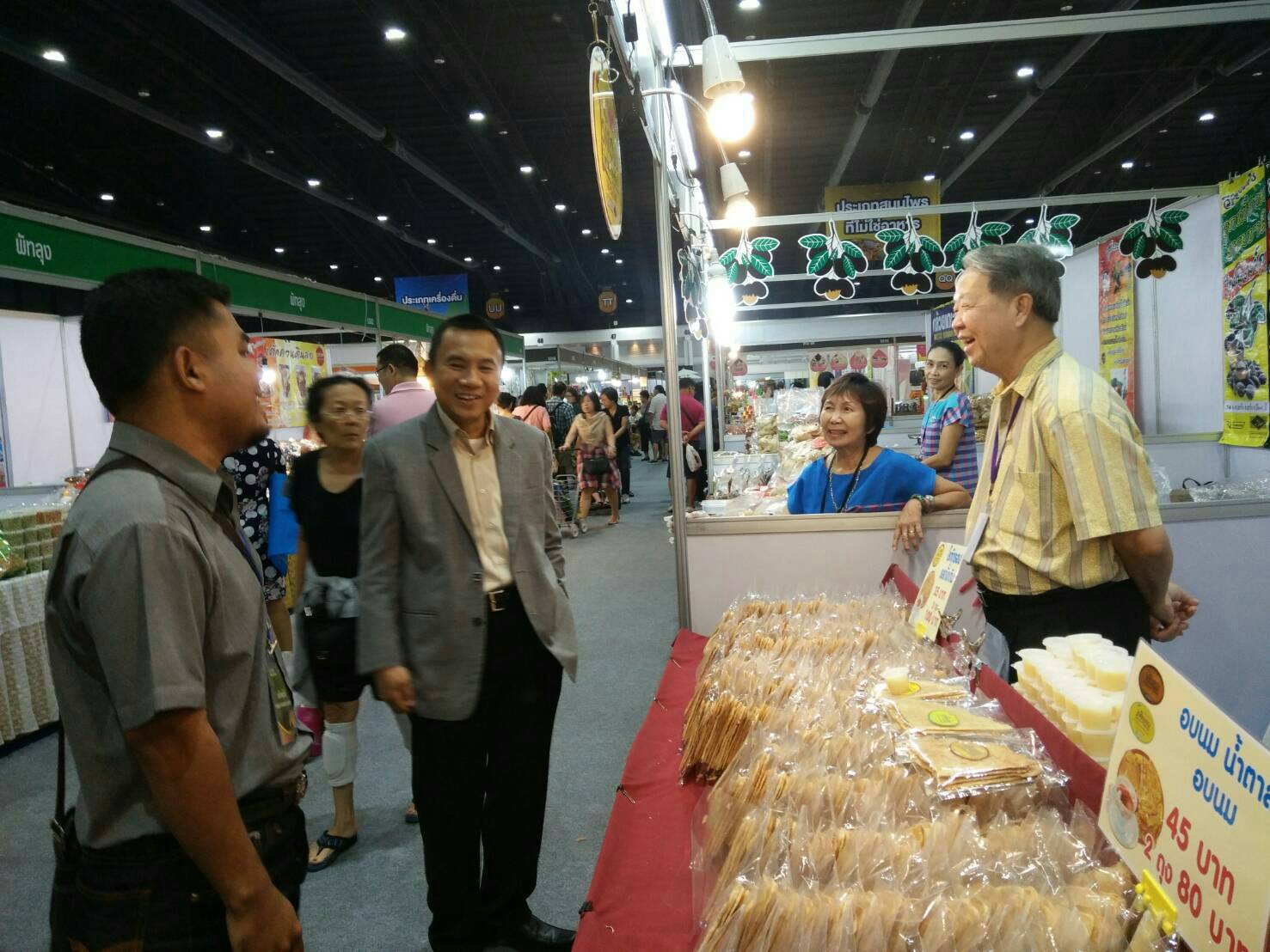 ผู้ว่าราชการจังหวัดปัตตานี เข้าเยี่ยมพบปะให้กำลังใจ ผู้ผลิตผู้ประกอบการ OTOP จังหวัดปัตตานี ในงาน OTOP Midyear 2018