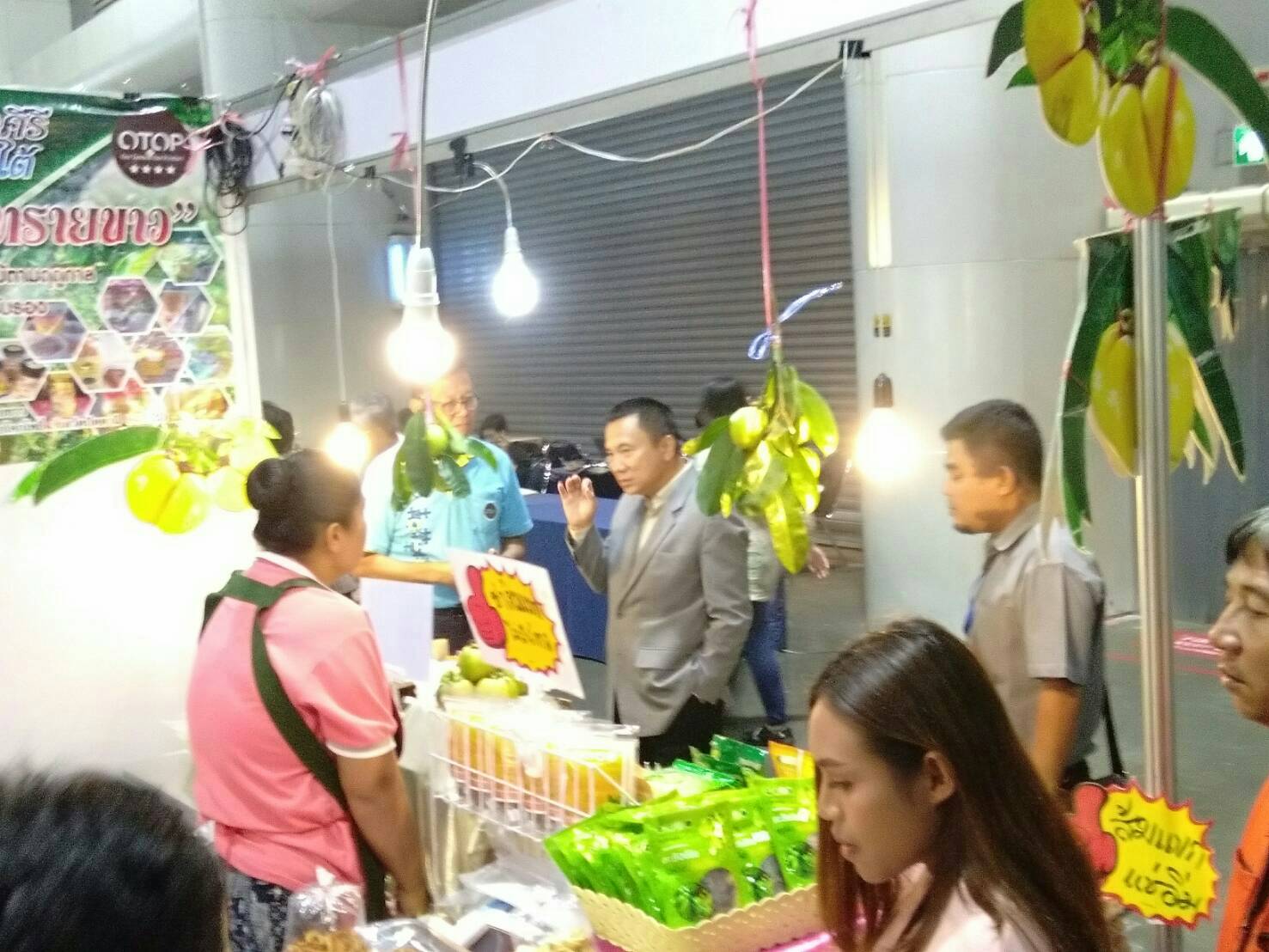 ผู้ว่าราชการจังหวัดปัตตานี เข้าเยี่ยมพบปะให้กำลังใจ ผู้ผลิตผู้ประกอบการ OTOP จังหวัดปัตตานี ในงาน OTOP Midyear 2018