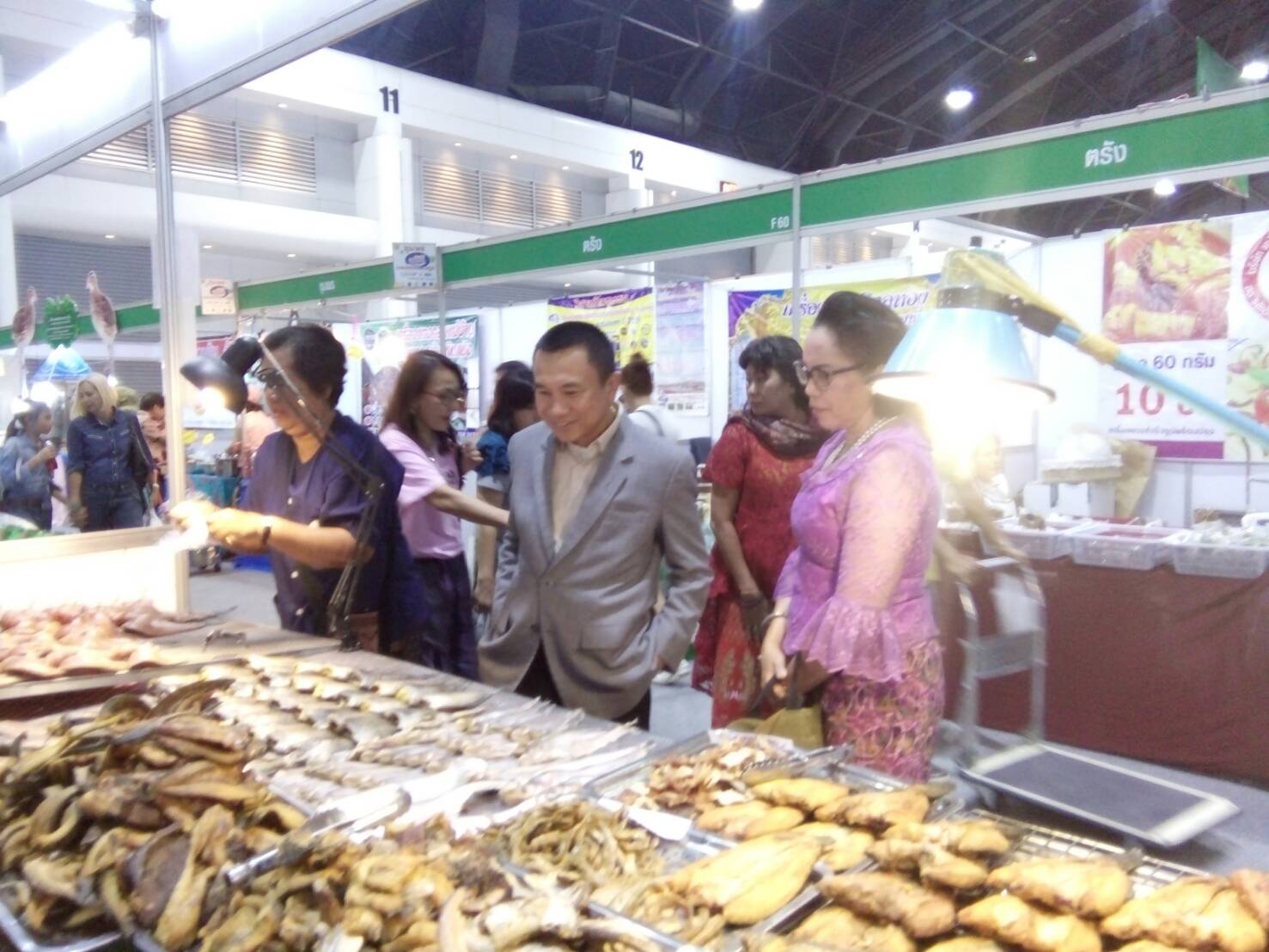 ผู้ว่าราชการจังหวัดปัตตานี เข้าเยี่ยมพบปะให้กำลังใจ ผู้ผลิตผู้ประกอบการ OTOP จังหวัดปัตตานี ในงาน OTOP Midyear 2018