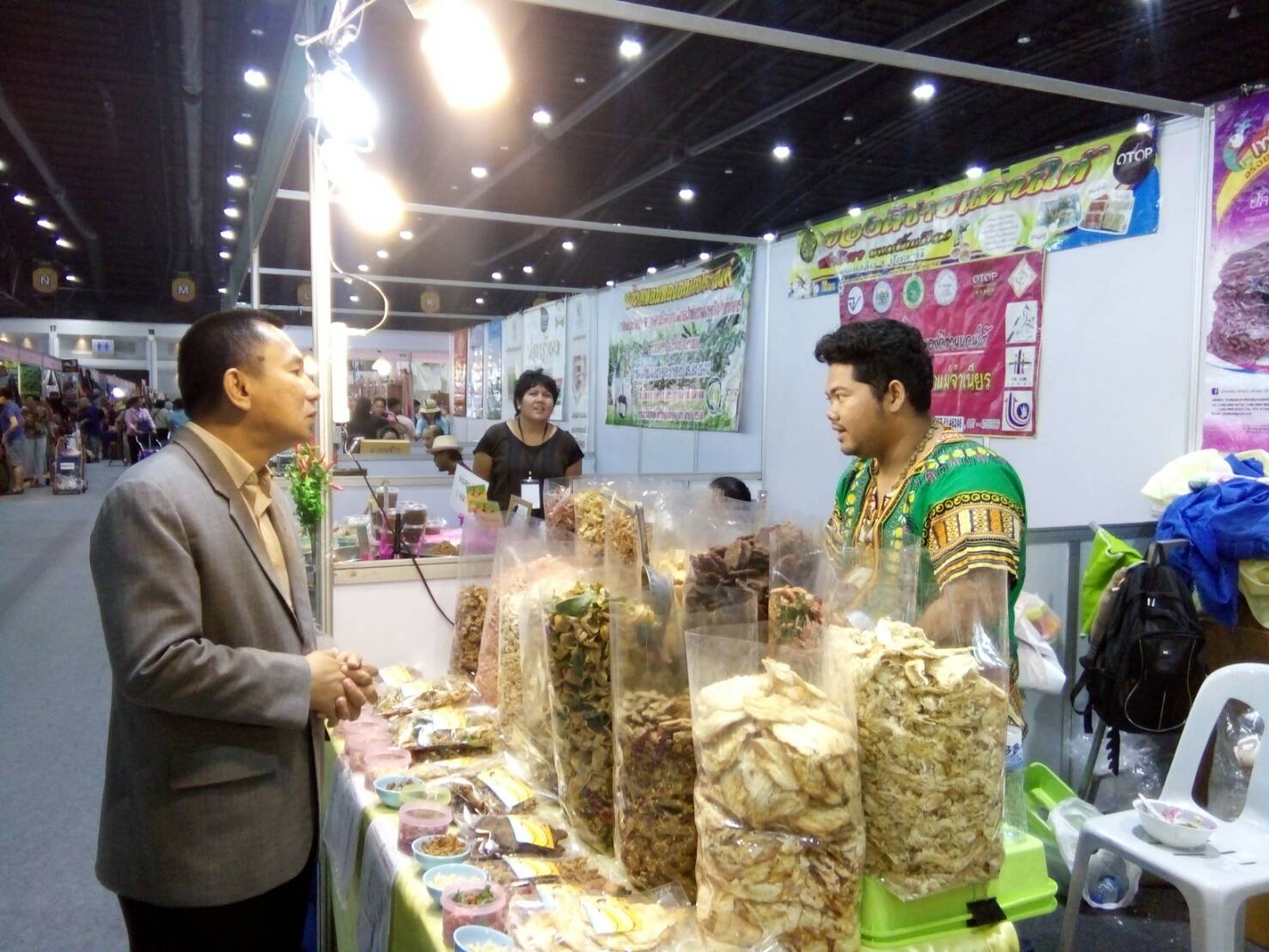 ผู้ว่าราชการจังหวัดปัตตานี เข้าเยี่ยมพบปะให้กำลังใจ ผู้ผลิตผู้ประกอบการ OTOP จังหวัดปัตตานี ในงาน OTOP Midyear 2018