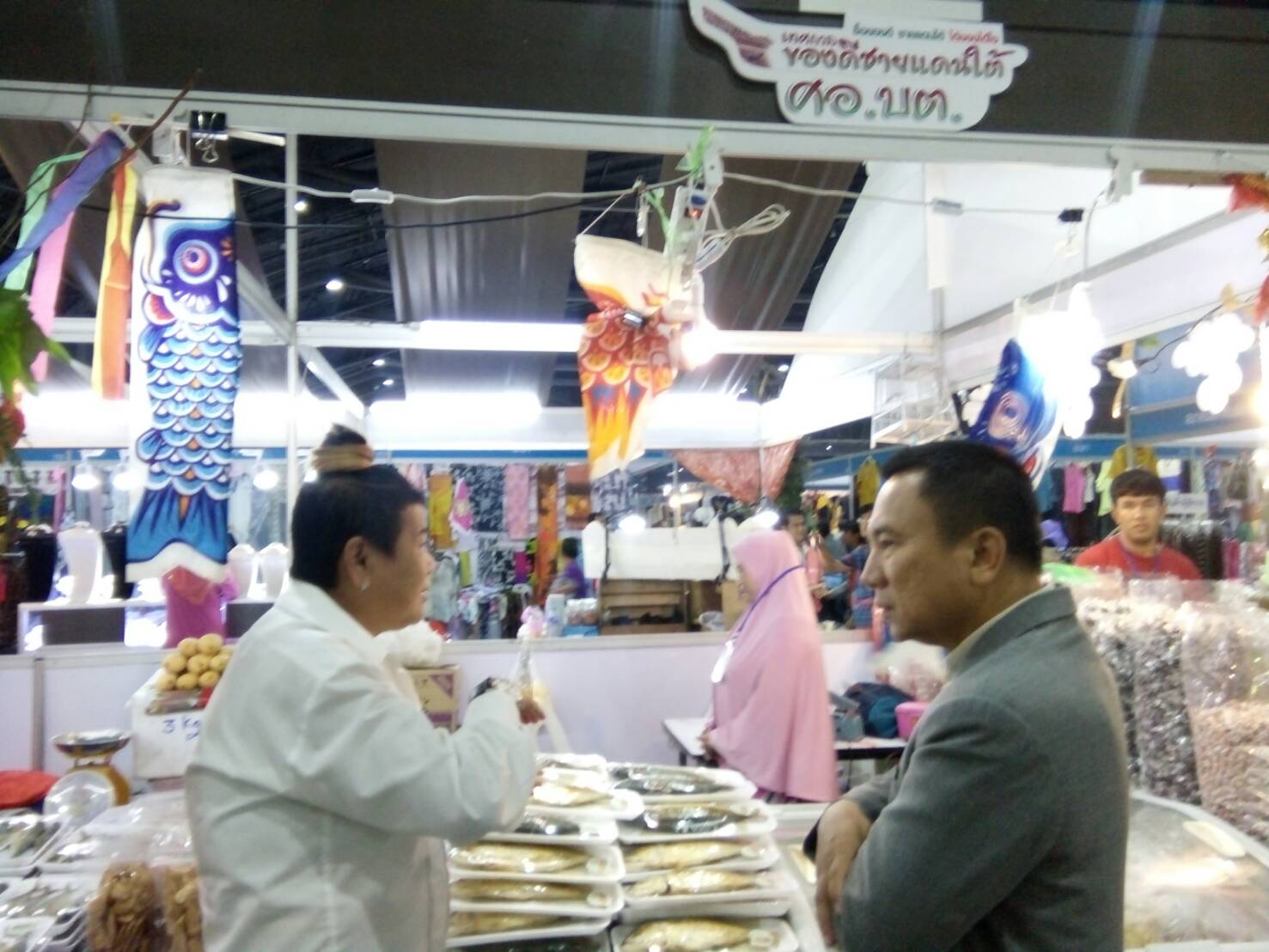 ผู้ว่าราชการจังหวัดปัตตานี เข้าเยี่ยมพบปะให้กำลังใจ ผู้ผลิตผู้ประกอบการ OTOP จังหวัดปัตตานี ในงาน OTOP Midyear 2018