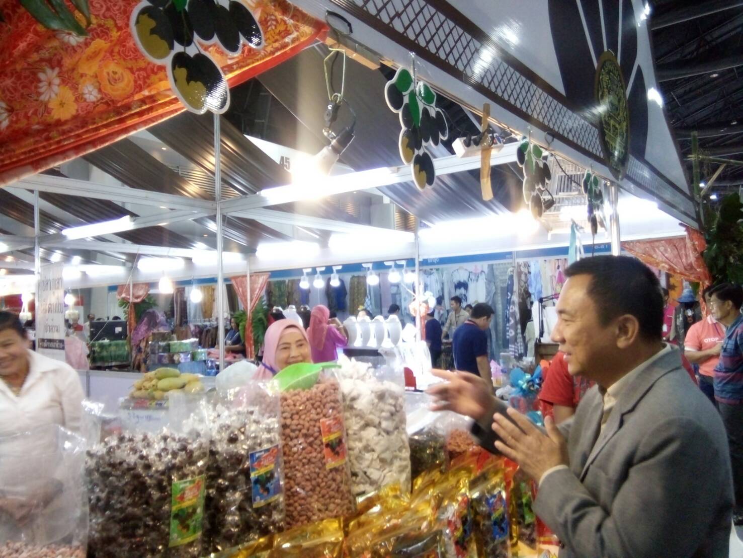 ผู้ว่าราชการจังหวัดปัตตานี เข้าเยี่ยมพบปะให้กำลังใจ ผู้ผลิตผู้ประกอบการ OTOP จังหวัดปัตตานี ในงาน OTOP Midyear 2018