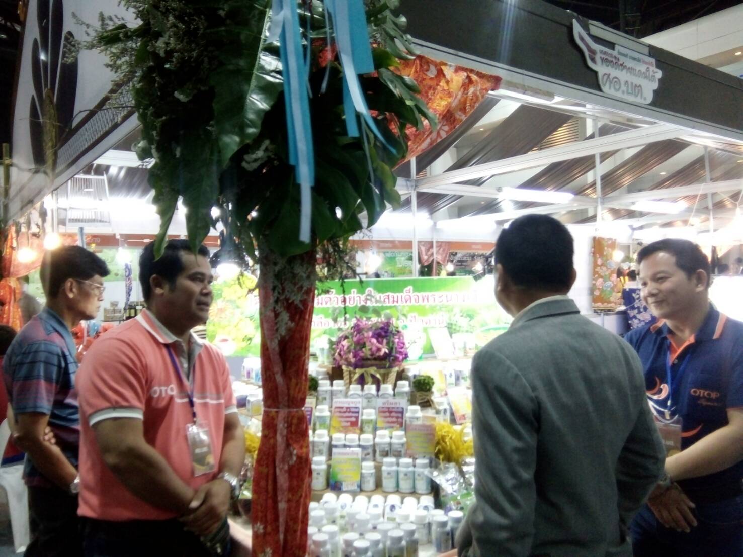 ผู้ว่าราชการจังหวัดปัตตานี เข้าเยี่ยมพบปะให้กำลังใจ ผู้ผลิตผู้ประกอบการ OTOP จังหวัดปัตตานี ในงาน OTOP Midyear 2018