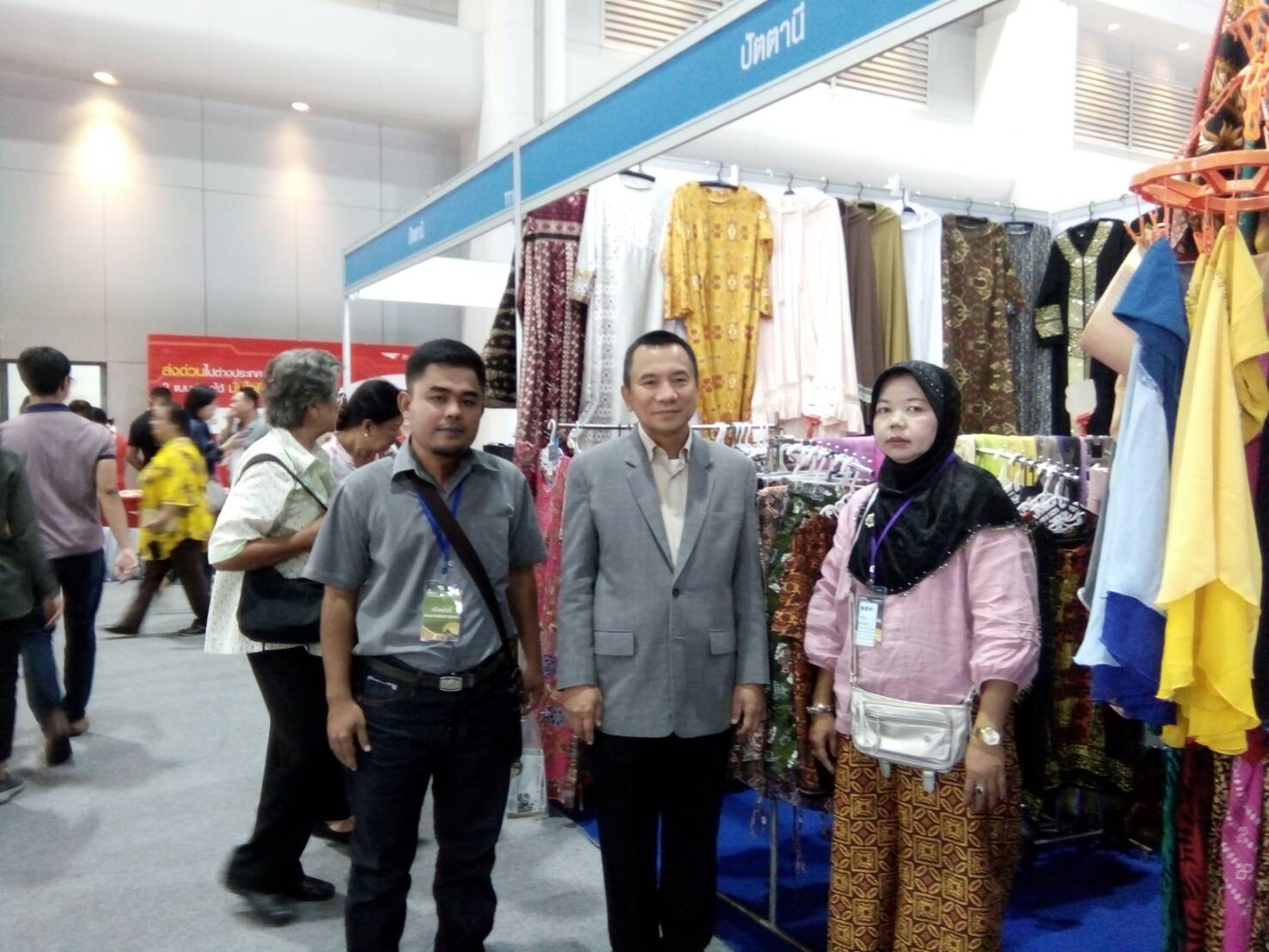 ผู้ว่าราชการจังหวัดปัตตานี เข้าเยี่ยมพบปะให้กำลังใจ ผู้ผลิตผู้ประกอบการ OTOP จังหวัดปัตตานี ในงาน OTOP Midyear 2018