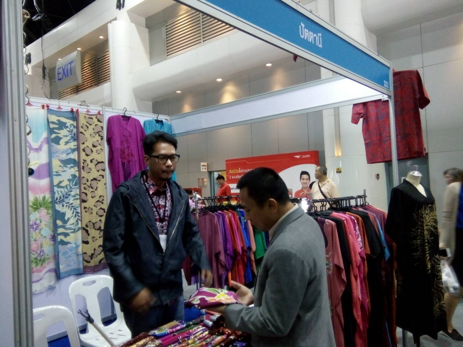 ผู้ว่าราชการจังหวัดปัตตานี เข้าเยี่ยมพบปะให้กำลังใจ ผู้ผลิตผู้ประกอบการ OTOP จังหวัดปัตตานี ในงาน OTOP Midyear 2018