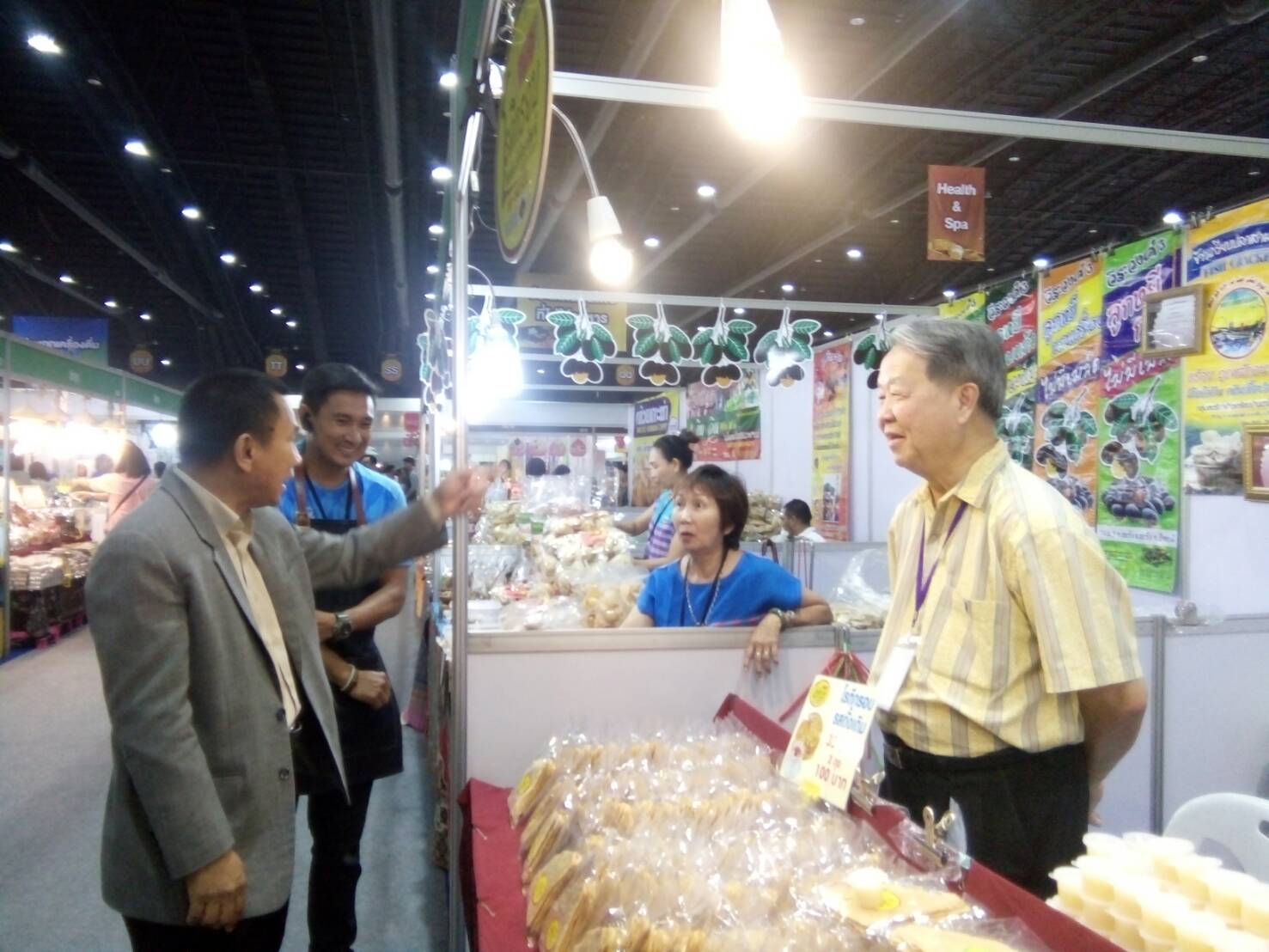 ผู้ว่าราชการจังหวัดปัตตานี เข้าเยี่ยมพบปะให้กำลังใจ ผู้ผลิตผู้ประกอบการ OTOP จังหวัดปัตตานี ในงาน OTOP Midyear 2018