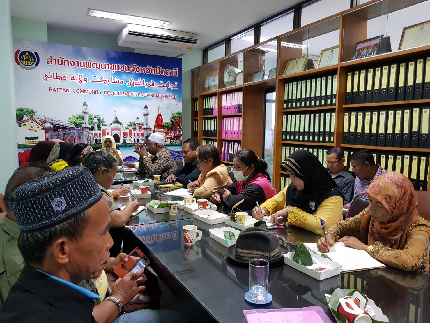 พช.ปัตตานี ประชุมกิจกรรมติดตามและสรุปบทเรียนทีมสนับสนุนขับเคลื่อนสัมมาชีพชุมชนน้อมนำหลักปรัชญาของเศรษฐกิจพอเพียงไปสู่การปฏิบัติระดับจังหวัด