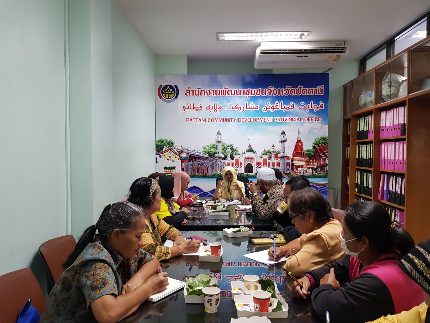 พช.ปัตตานี ประชุมกิจกรรมติดตามและสรุปบทเรียนทีมสนับสนุนขับเคลื่อนสัมมาชีพชุมชนน้อมนำหลักปรัชญาของเศรษฐกิจพอเพียงไปสู่การปฏิบัติระดับจังหวัด
