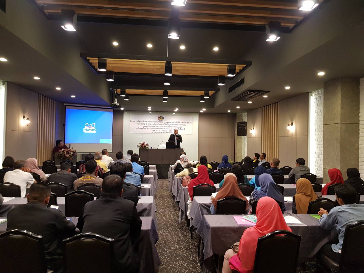 พช.ปัตตานี จัดประชุมโครงการพัฒนาศักยภาพคณะกรรมการกองทุนแม่ของแผ่นดินที่มีผลการประเมินอยู่ใน ระดับ C ในการป้องกันปัญหายาเสพติดและแก้ไขปัญหายาเสพติดในระดับชุมชน